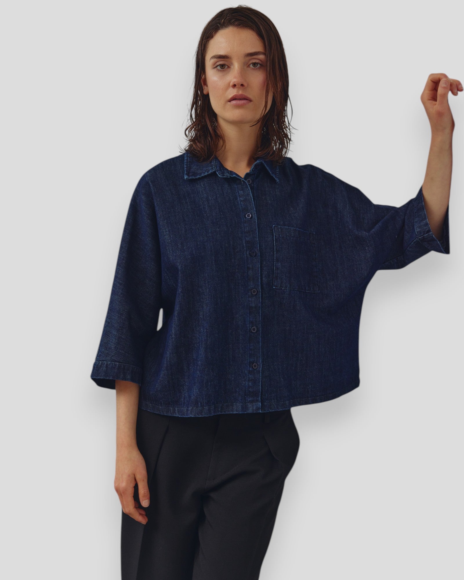 Blå N-Lashea dametop fra Noella med afslappet pasform og denim-agtig vask, synlig på billedet.