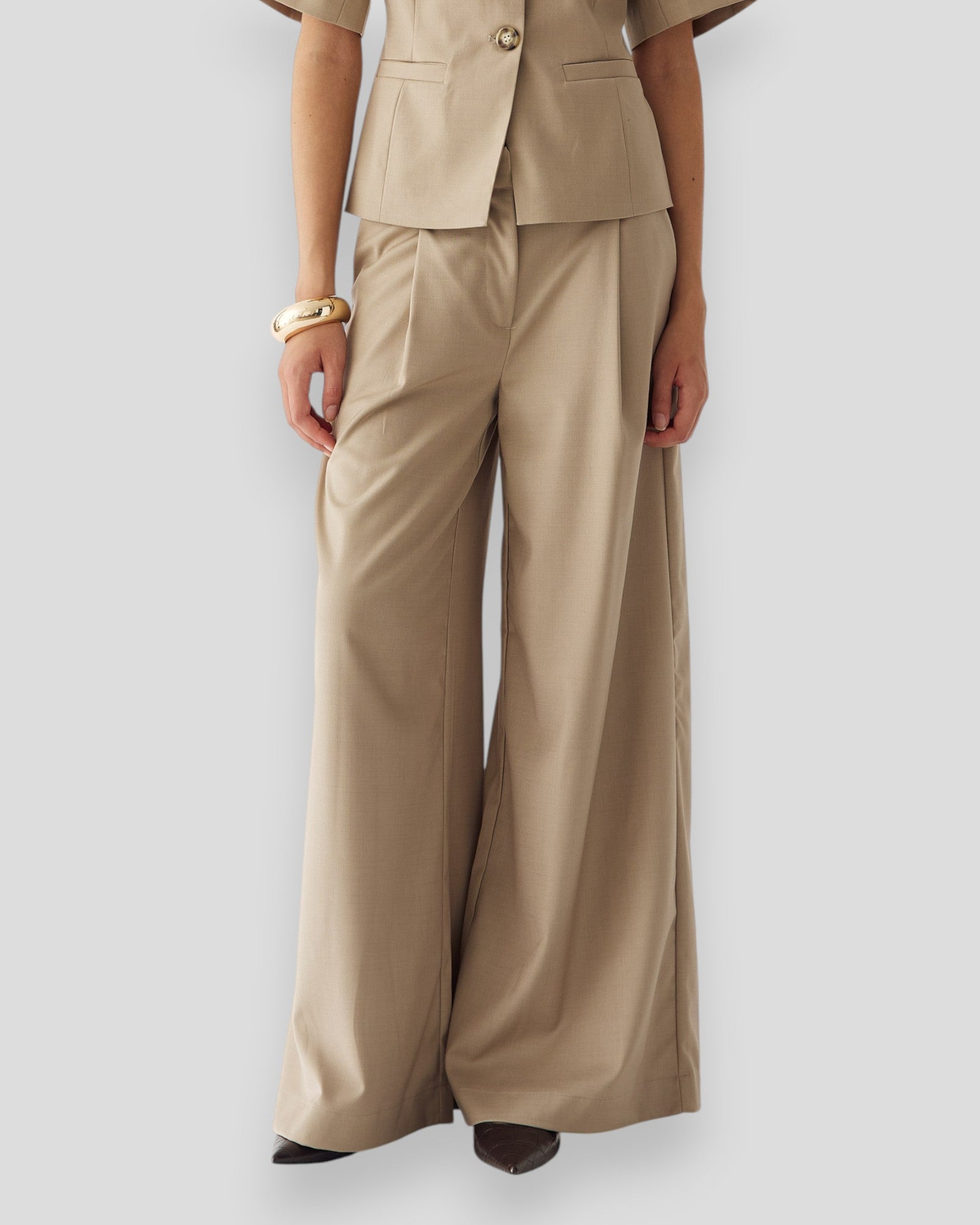 Noella Kazia Pants in oyster color, stylish women's pants with a relaxed fit and comfortable fabric, shown on a model.