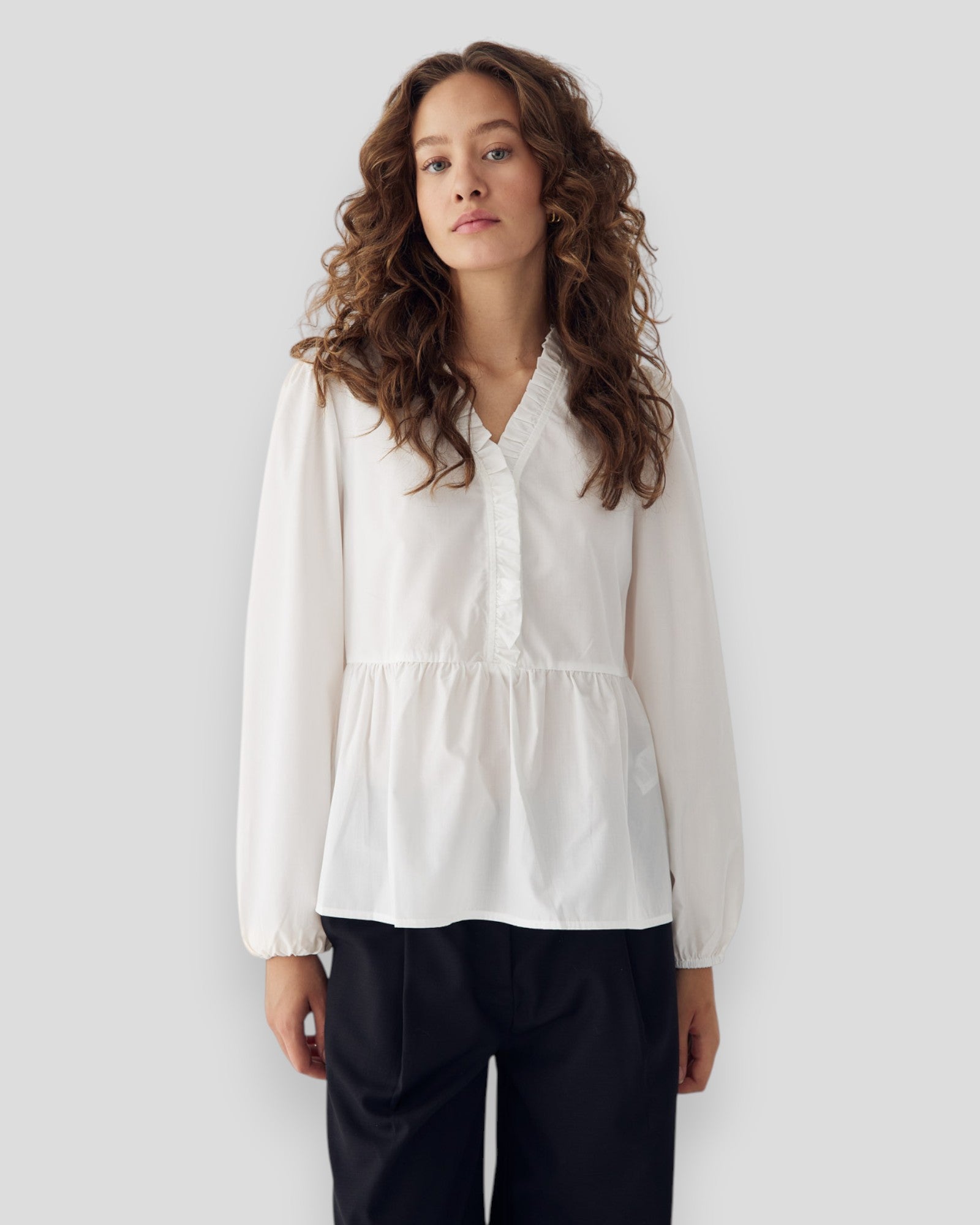 Hvid dameskjorte fra Noella, Matti Blouse, med let stof og klassisk snit, vist på model.