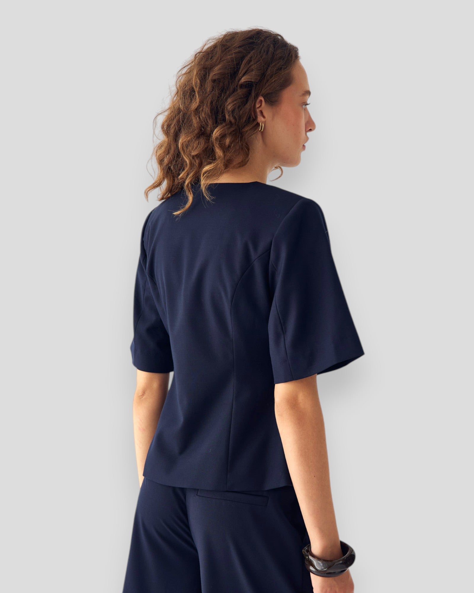 Navy kasaundra blazer til kvinder fra Noella, stilfuld og elegant, vist på model med jakke åbnet foran.