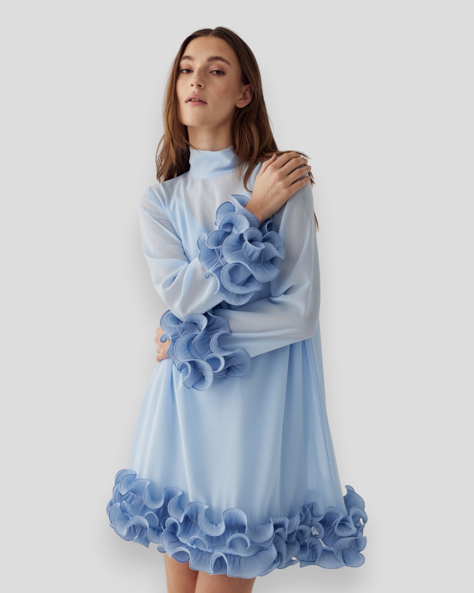 Lyseblåt Noella klædedragt kaldet Latania Dress med blødt stof og elegant snit, vist på modellen.