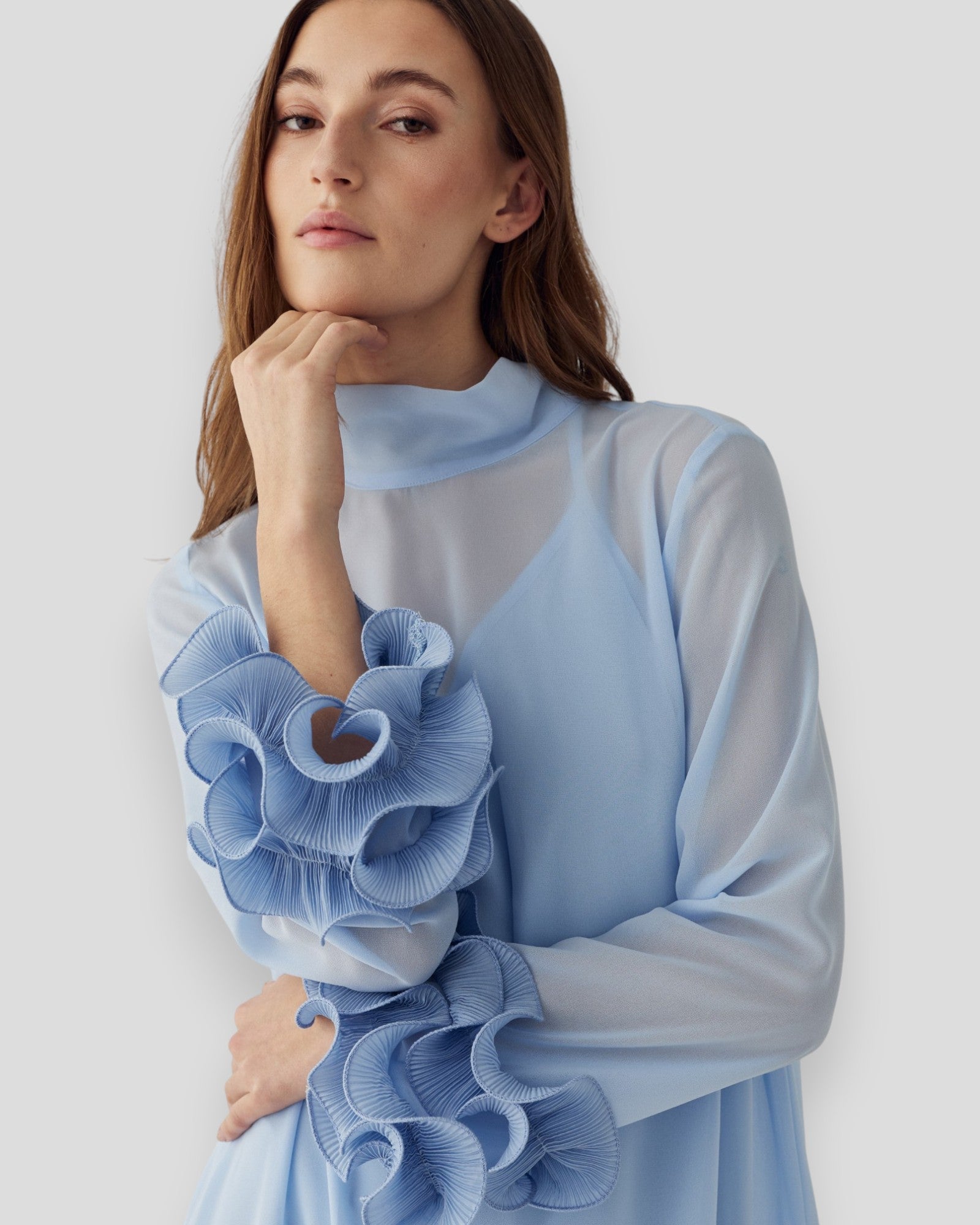 Latania kjole fra Noella i himmelblå med let stof og elegant snit, perfekt til forår og sommer.