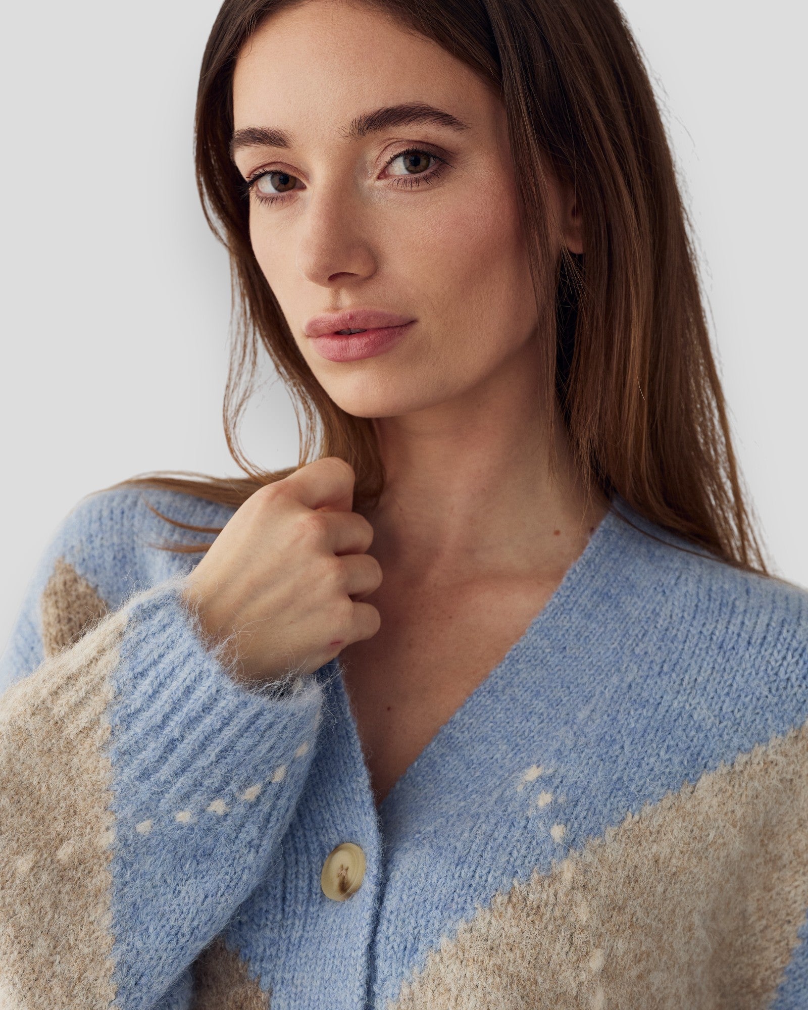 Blåstrikket kvindecardigan fra Noella, N-Laiana Knit i lyseblå mix, vist på en model, perfekt til afslappet stil.