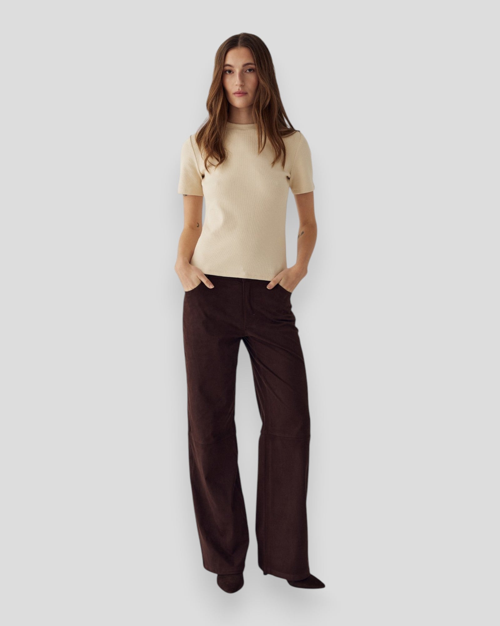 Noella N-Lidie SS Top i ivory, let og elegant, vist foran, med blødt stof og moderne snit.
