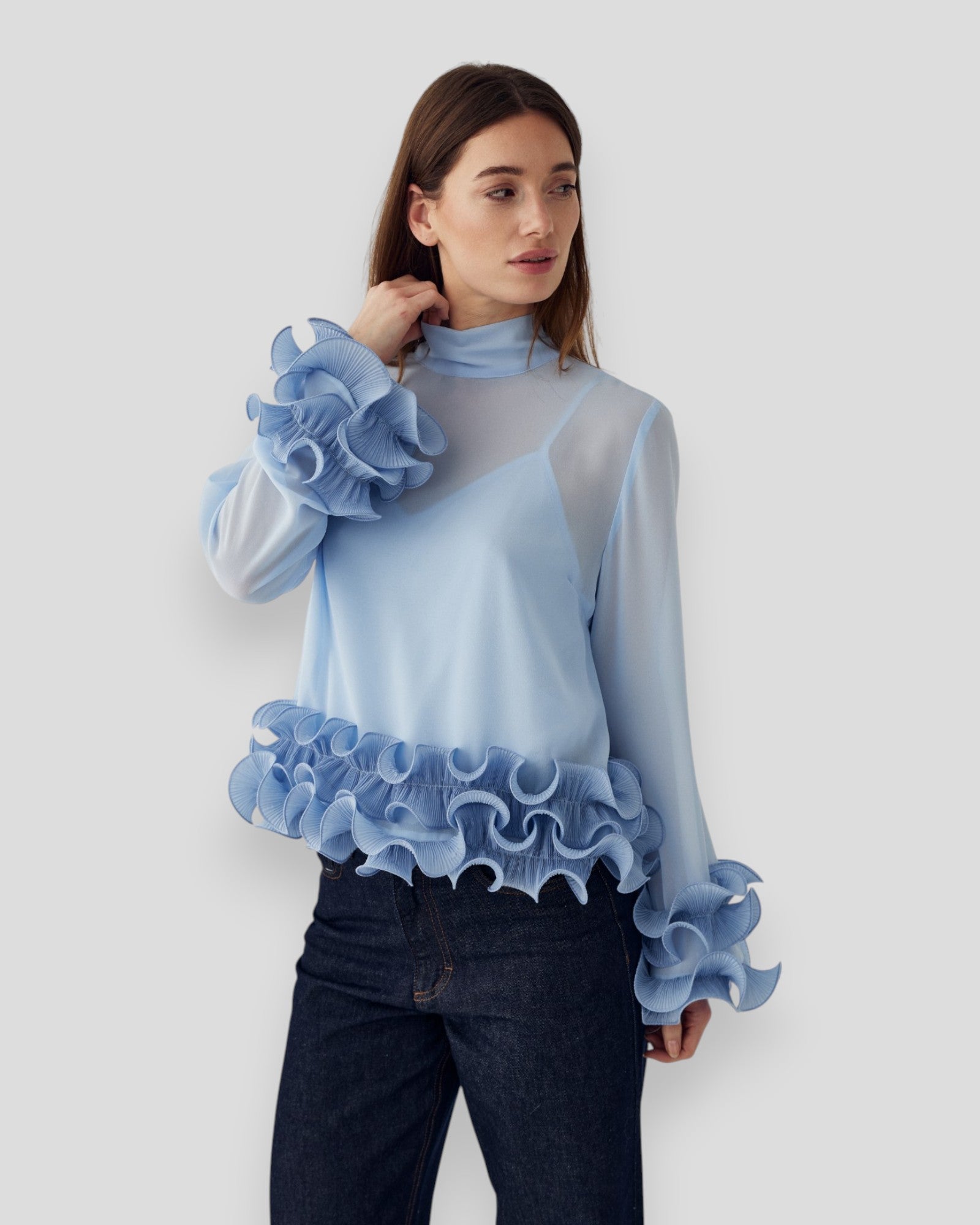 Let bluse til kvinder i lyseblå fra Noella, N-Latanietta, med løs pasform og blødt stof, vist på model.