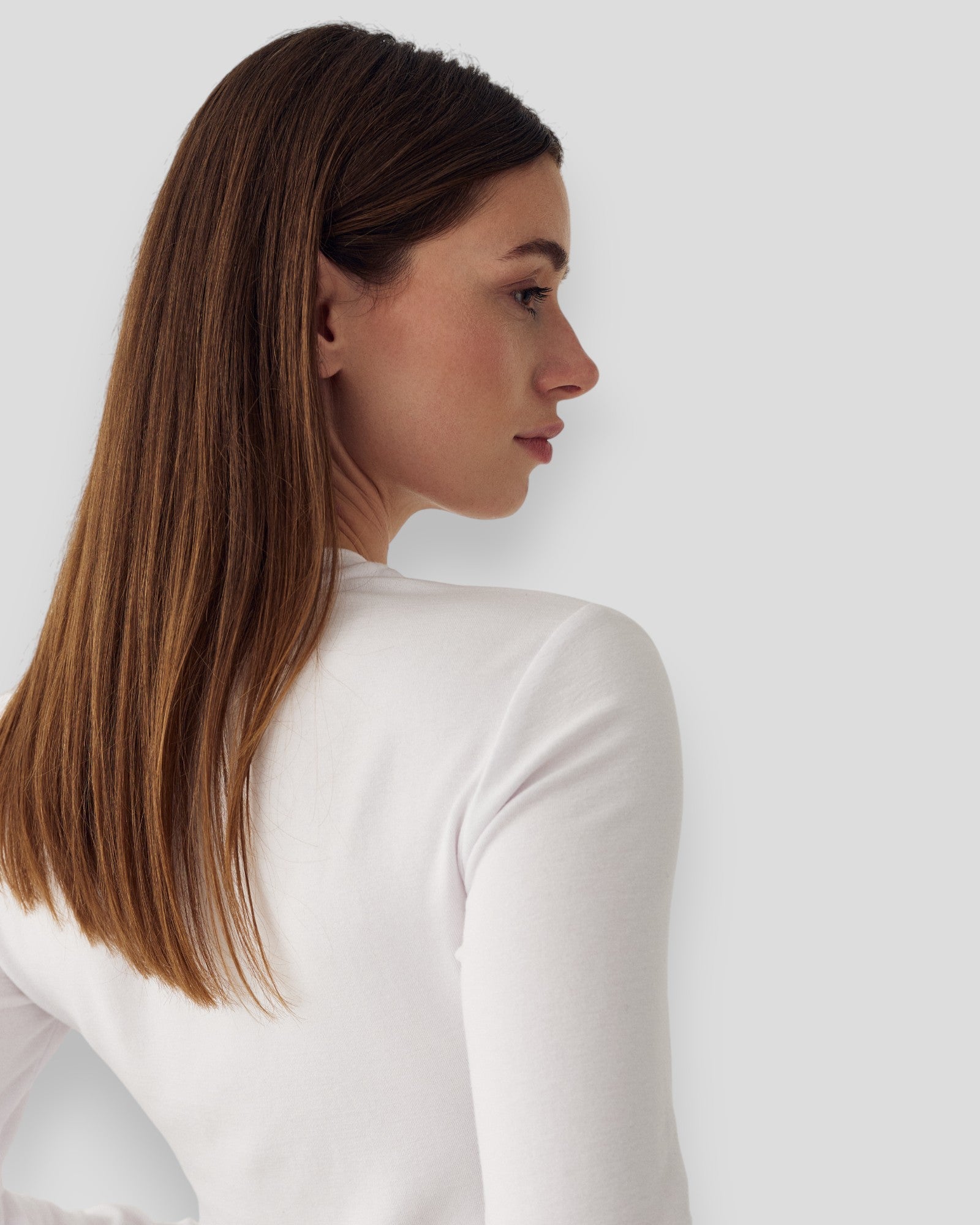 Hvid Noella Lidie LS Top - Blødt, langtærmet bluse i let stof, vises på modell med enkel styling.