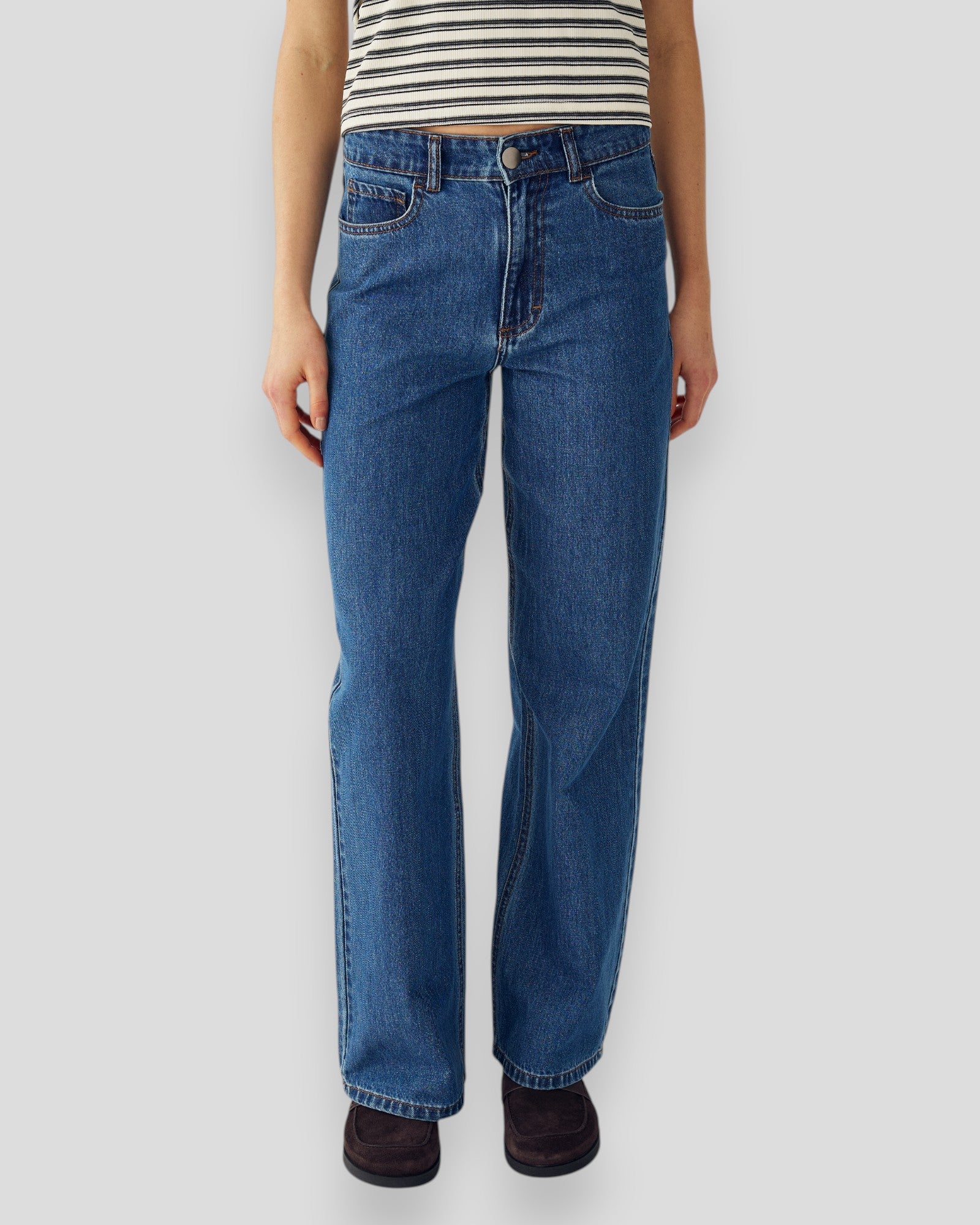 Kvinde i blå Noella N-Katy MW jeans, afslappet pasform, viste bukser med klassisk denim-look og lyse vaskefarver.