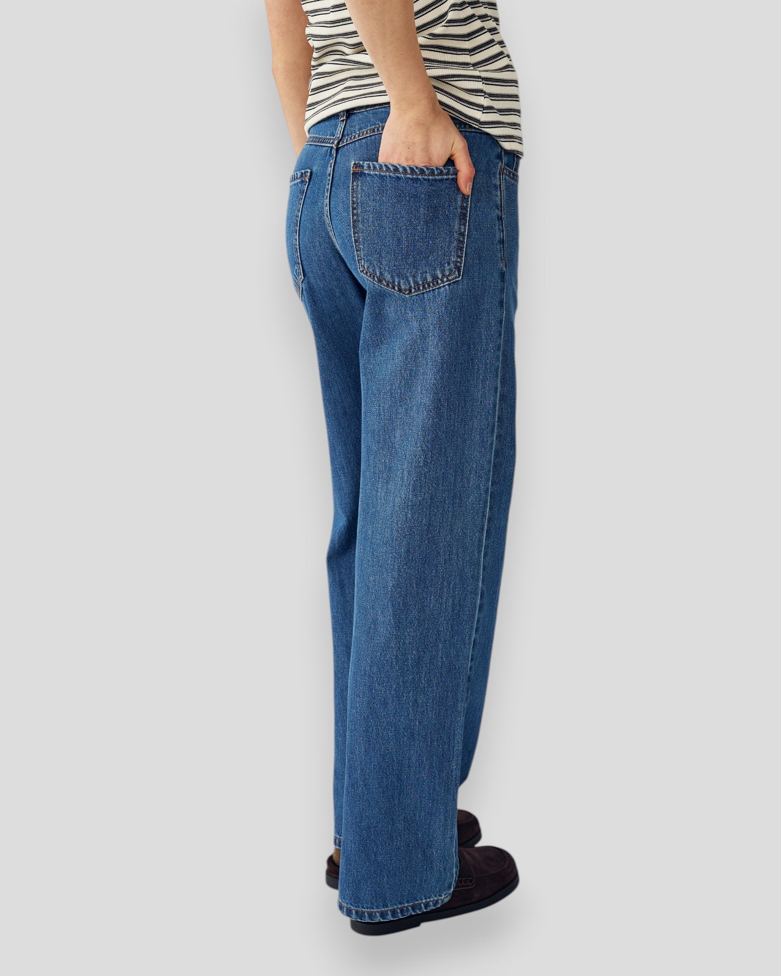 Blå N-Katy MW jeans til kvinder fra Noella, vises med almindelig pasform og denimmateriale.