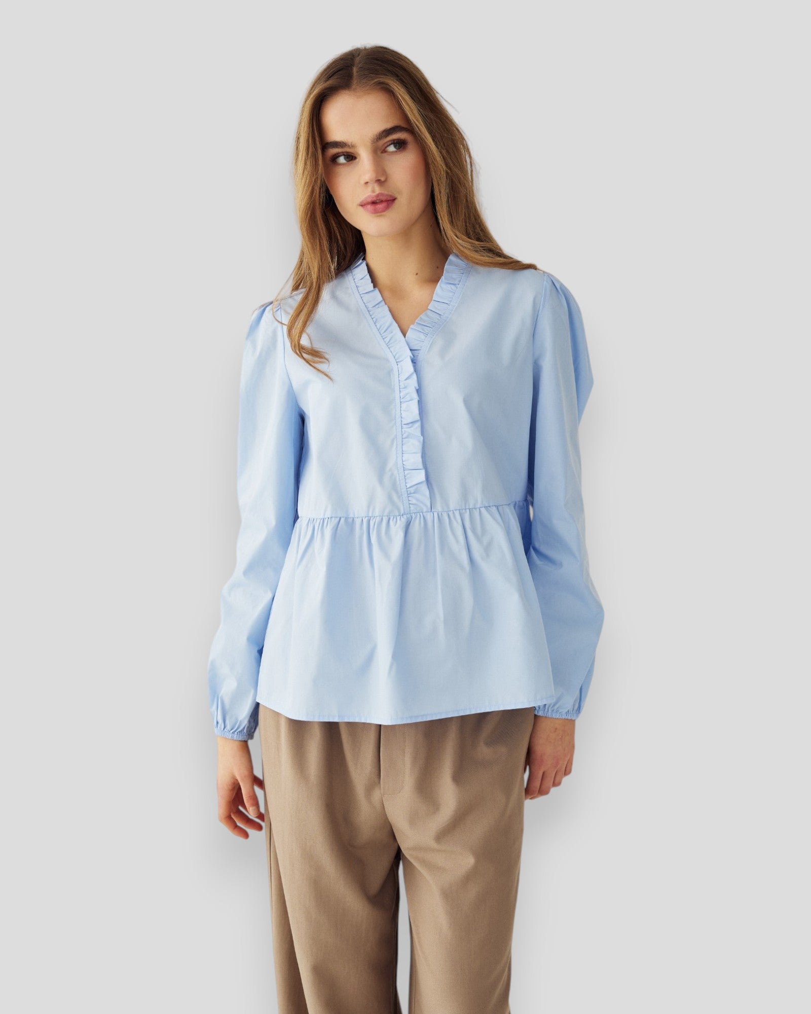 Lys blå Noella Matti bluse til kvinder, let og luftigt stof med klassisk snit og lange ærmer.