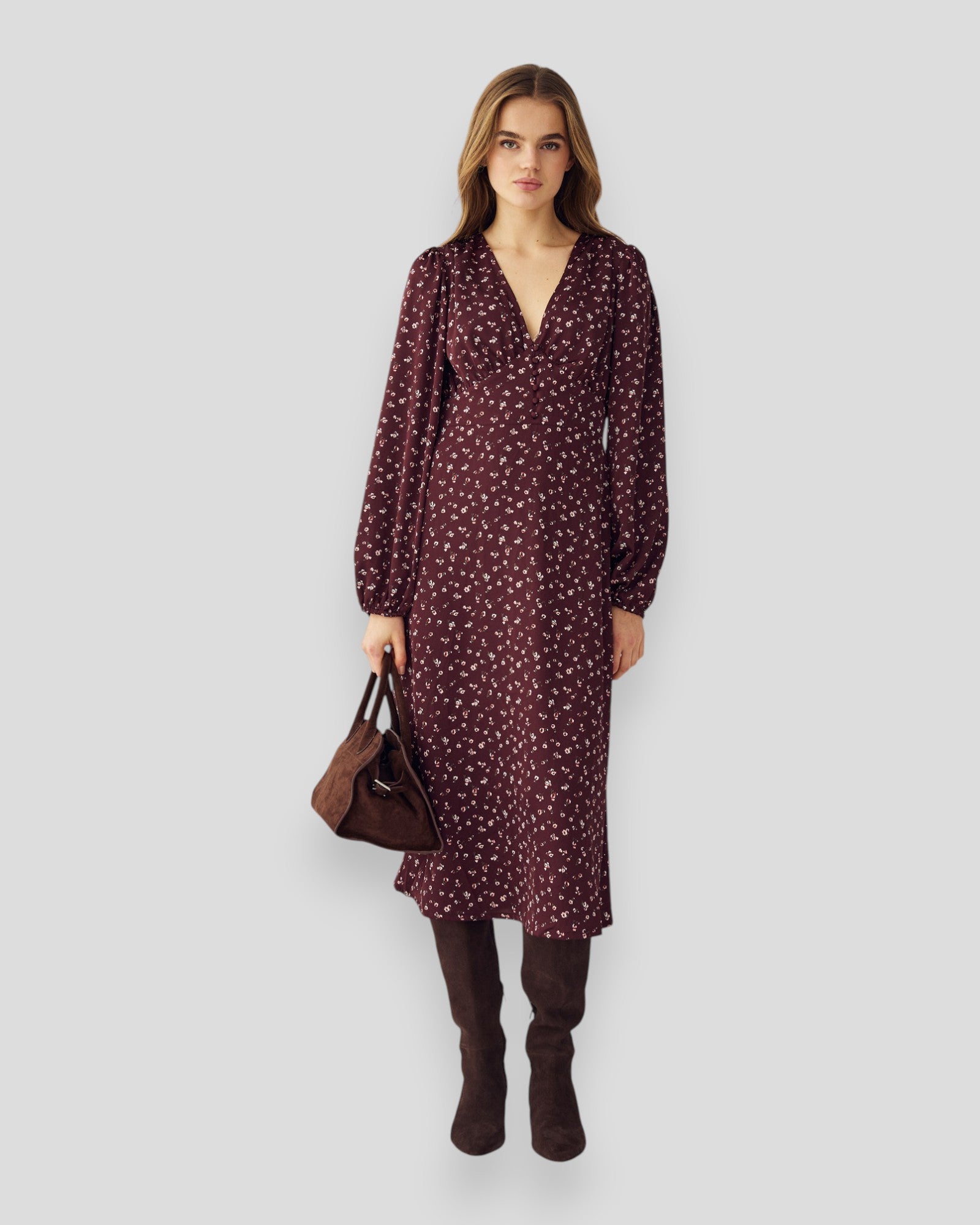 Dwyn burgundermønstret N-Lilith kjole fra Noella, flydende snit og elegant design, vist i et billede.
