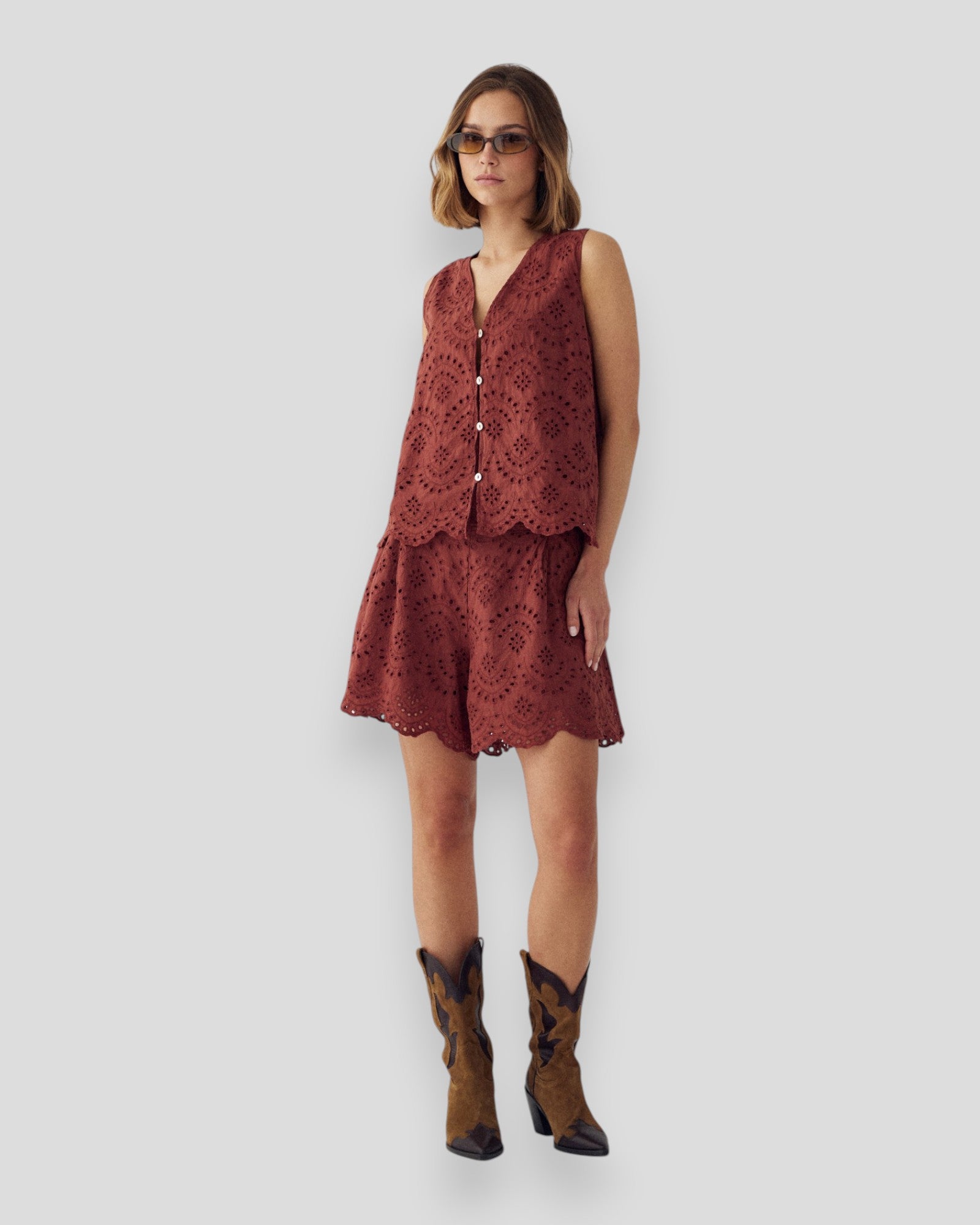 Kvinde i terracotta N-Maite bluse fra Noella, afslappet skjorte med lange ærmer og løs pasform.