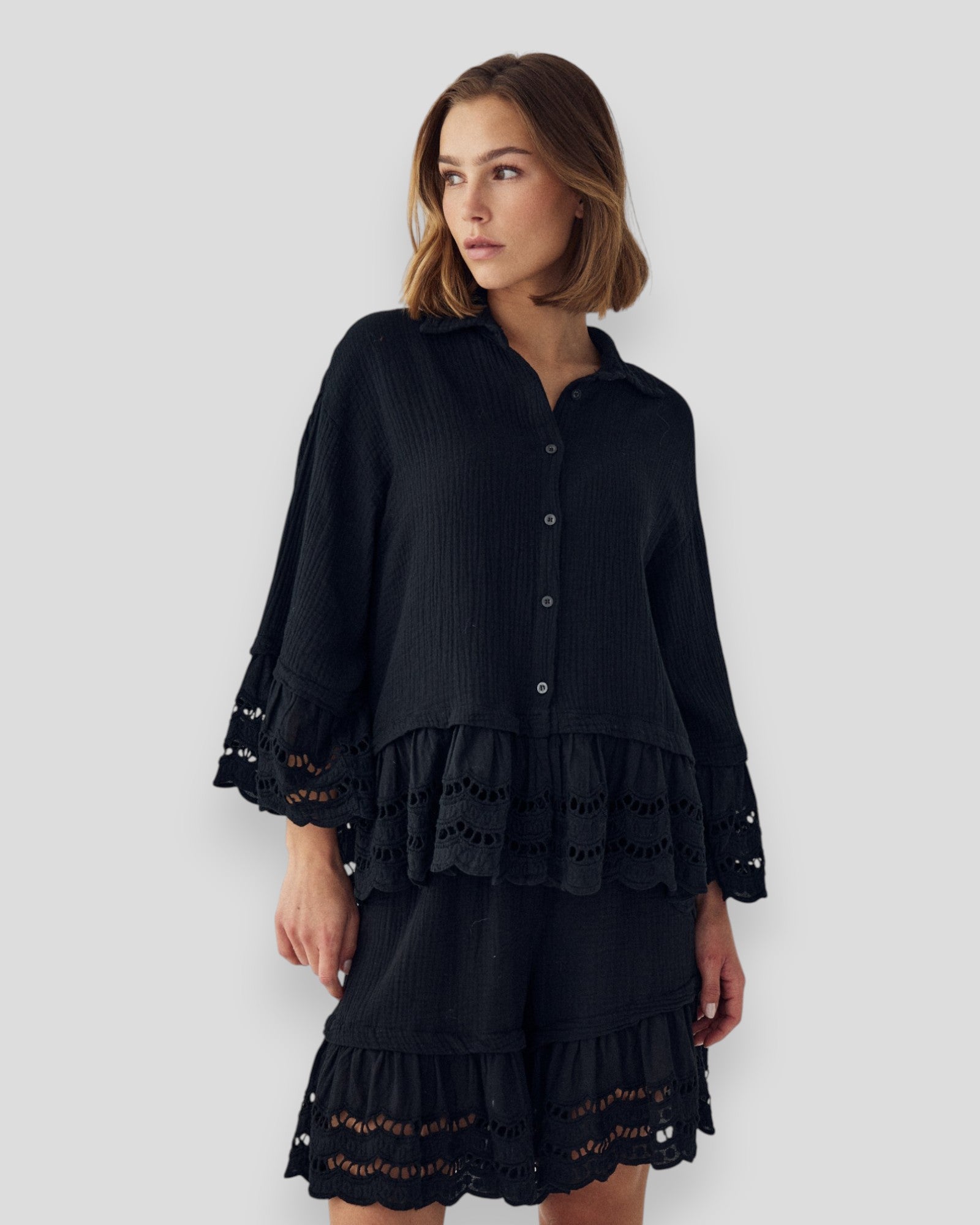 Sort N-Miah top til kvinder fra Noella, afslappet skjorte med langærmet design, vist i billedet.