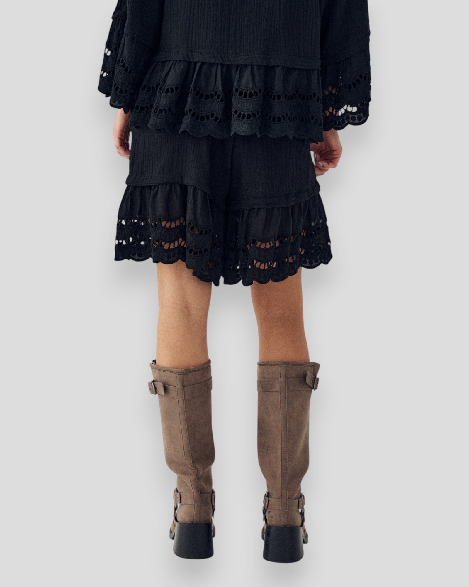 Sort Noella N-Marlow shorts til kvinder, afslappet nederdel i blødt stof, vises på model.
