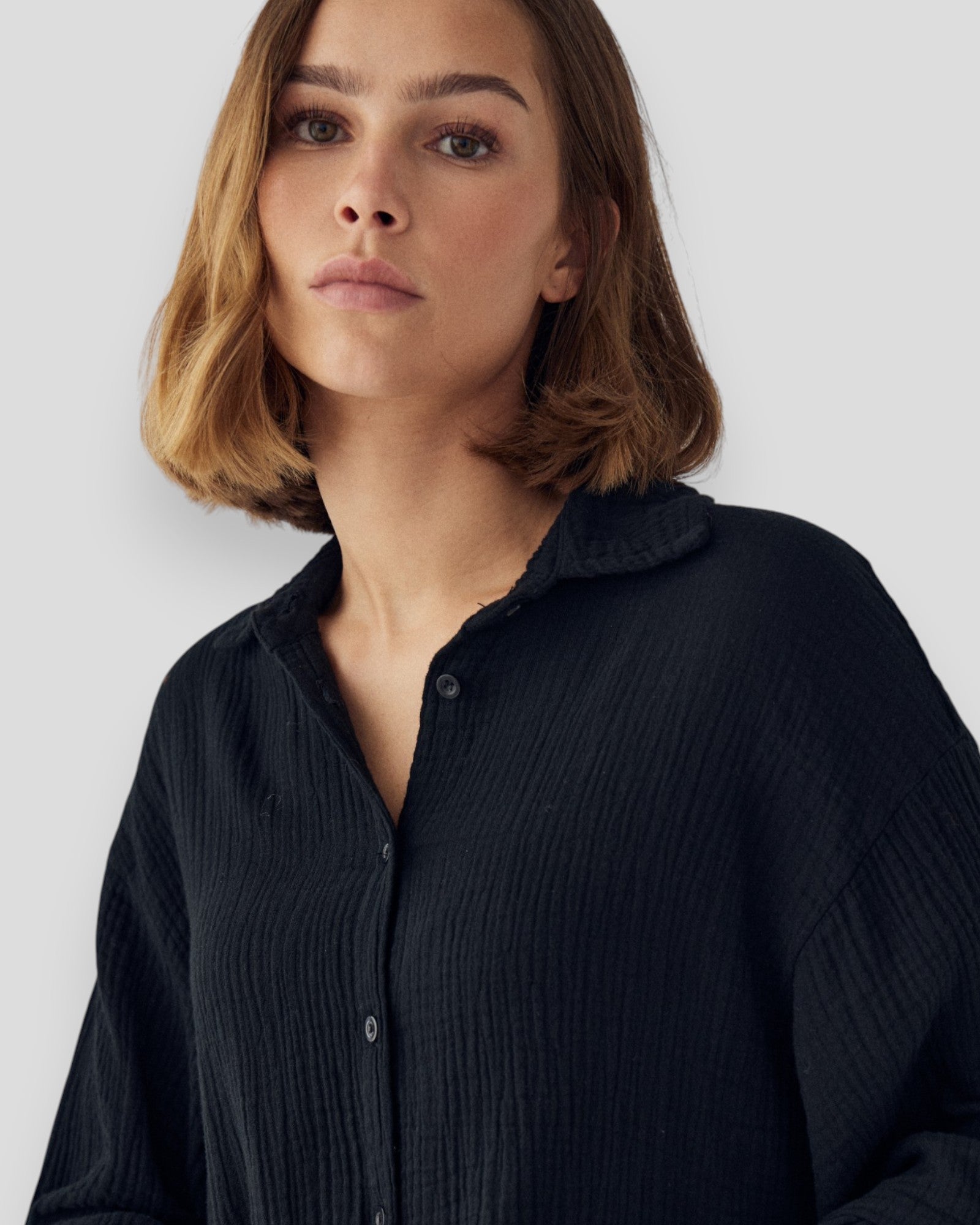 Sort Noella N-Miah top til kvinder, casual skjorte med rund hals og lange ærmer, flot og stilfuld til hverdag.