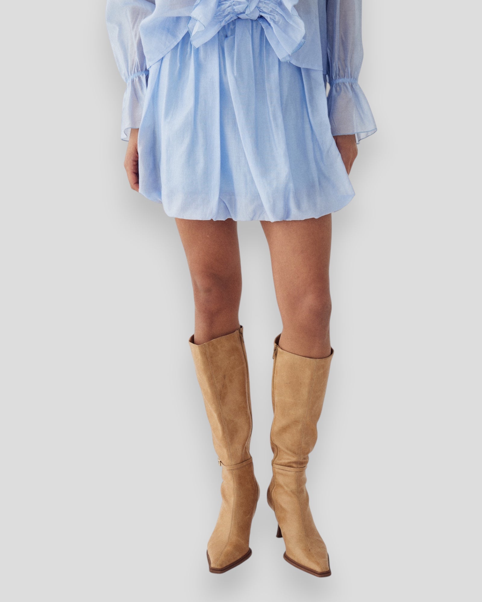 Luftblå Noella N-Mars nederdel til kvinder, vises i en elegant, let A-line stil med blødt stof og moderne design.