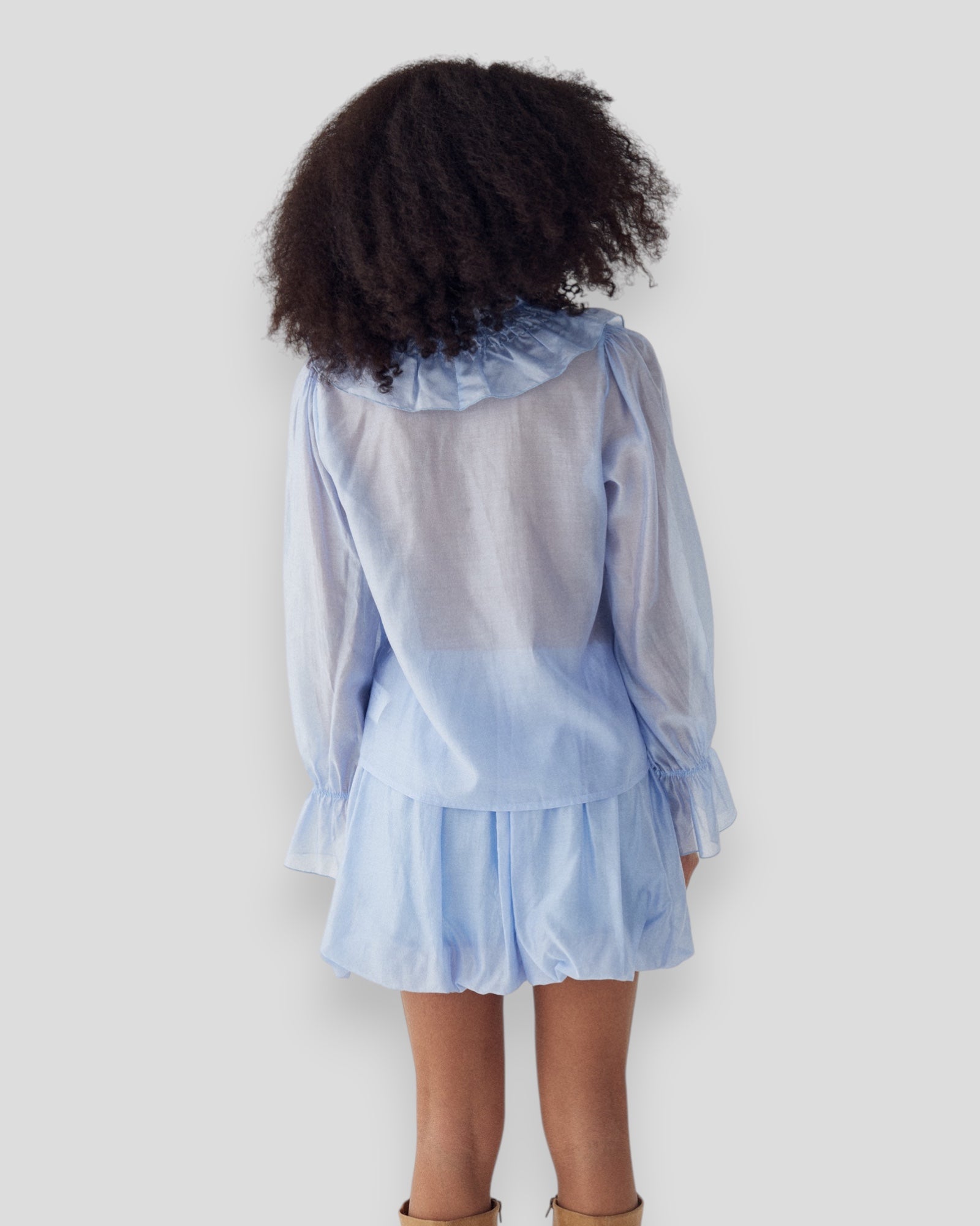 Let bluse fra Noella i luftblå farve til kvinder, med let stof og afslappet pasform, vist på model.