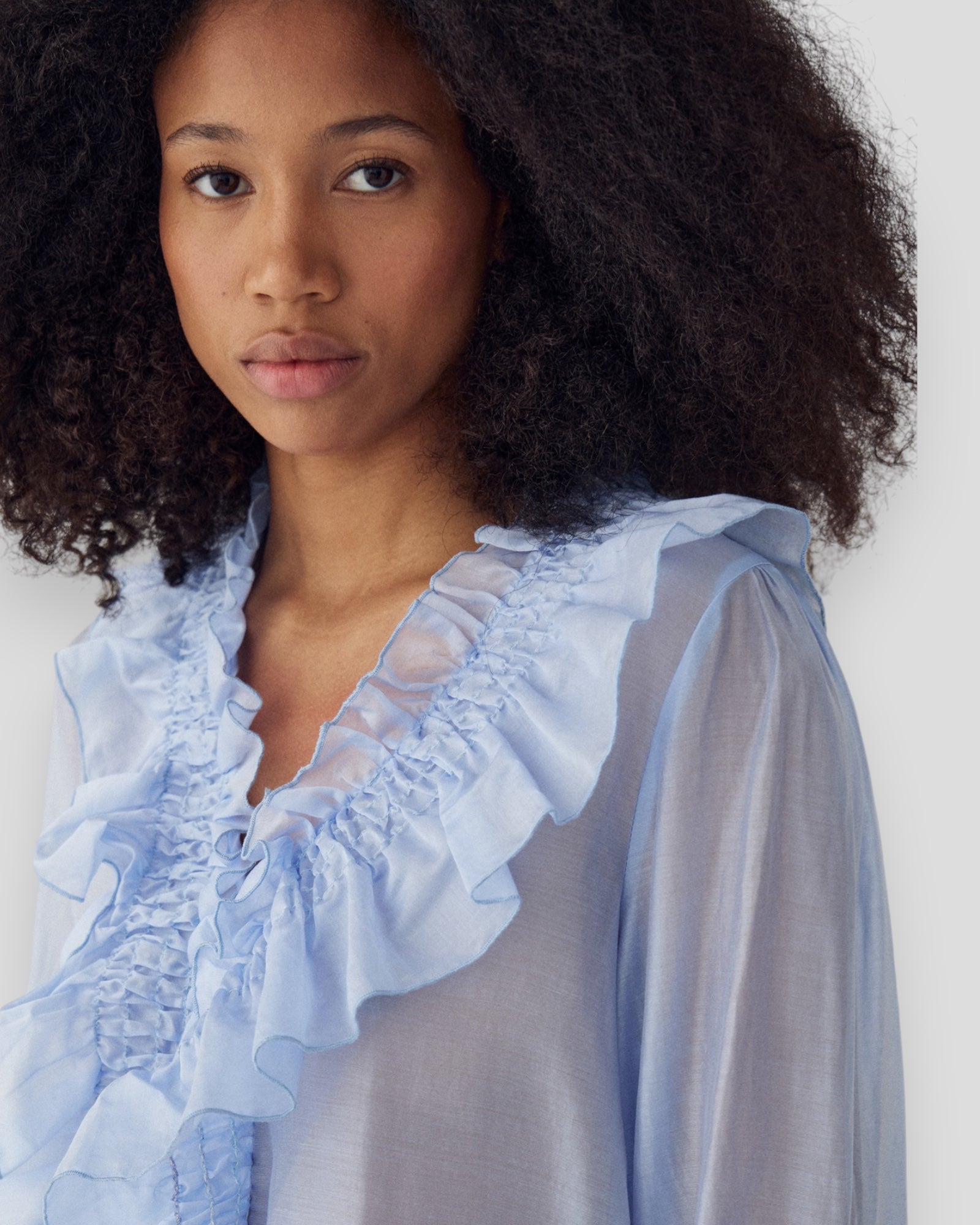 Lys blå N-Myrtia bluse til kvinder af mærket Noella, vist på model med let stof og afslappet pasform.