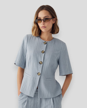 Dove blå N-Kasaundra dames blazer fra Noella, vist på model, med klassisk snit og elegante detaljer.