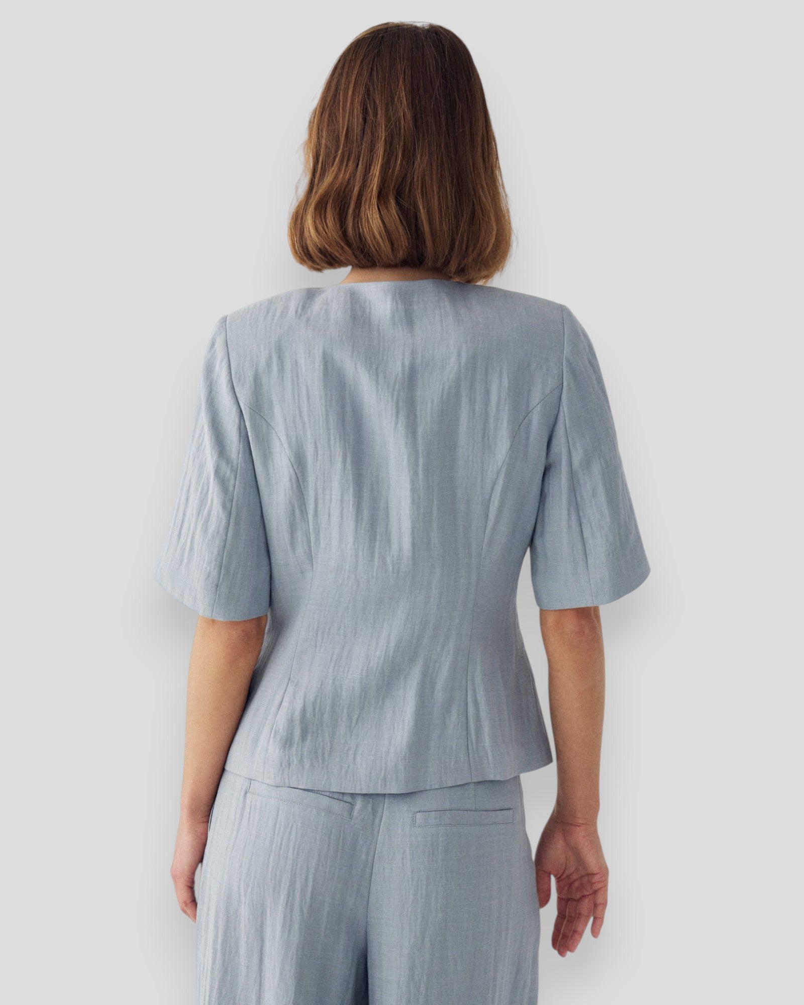 Dove blå N-Kasaundra blazer til kvinder fra Noella, vist på model, med klassisk pasform og elegant design.