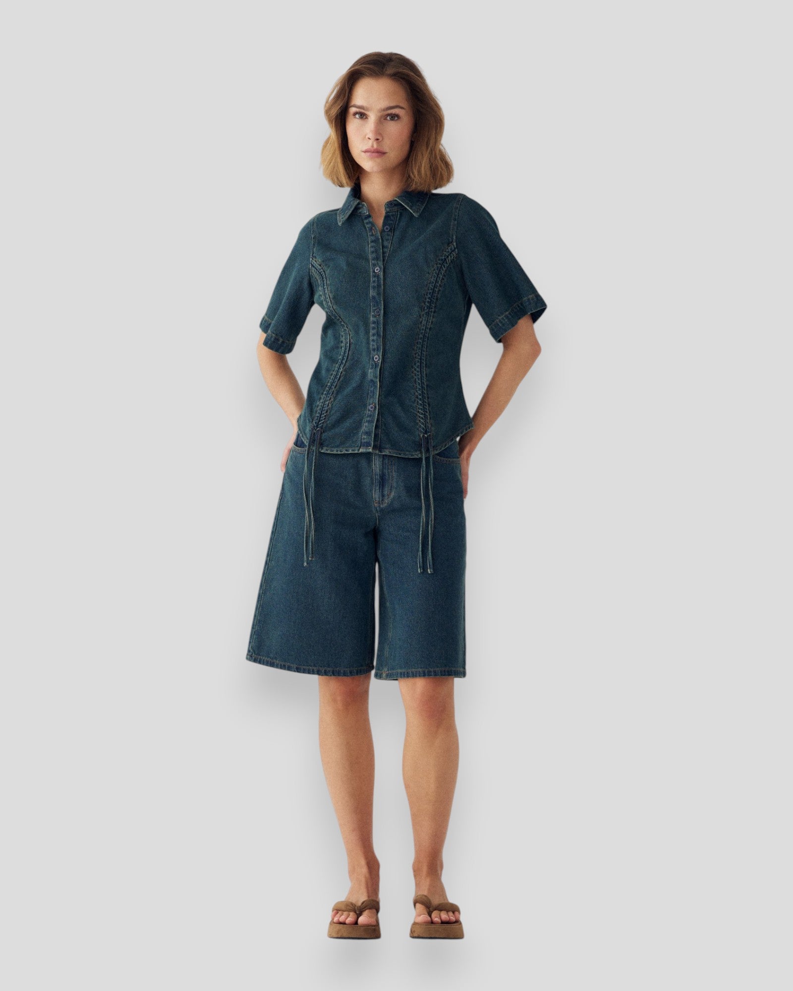 En kvinders Noella N-Micaiah SS bluse i vintage blå vask, vist i et afslappet look med lange ærmer og klassisk skjorte-stil.