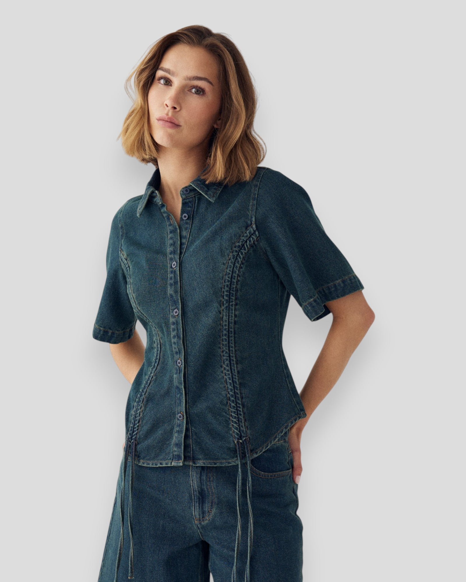 Noella N-Micaiah SS bluse til kvinder i vintage blå vask, komfortabel og stilfuld med let stof og afslappet pasform