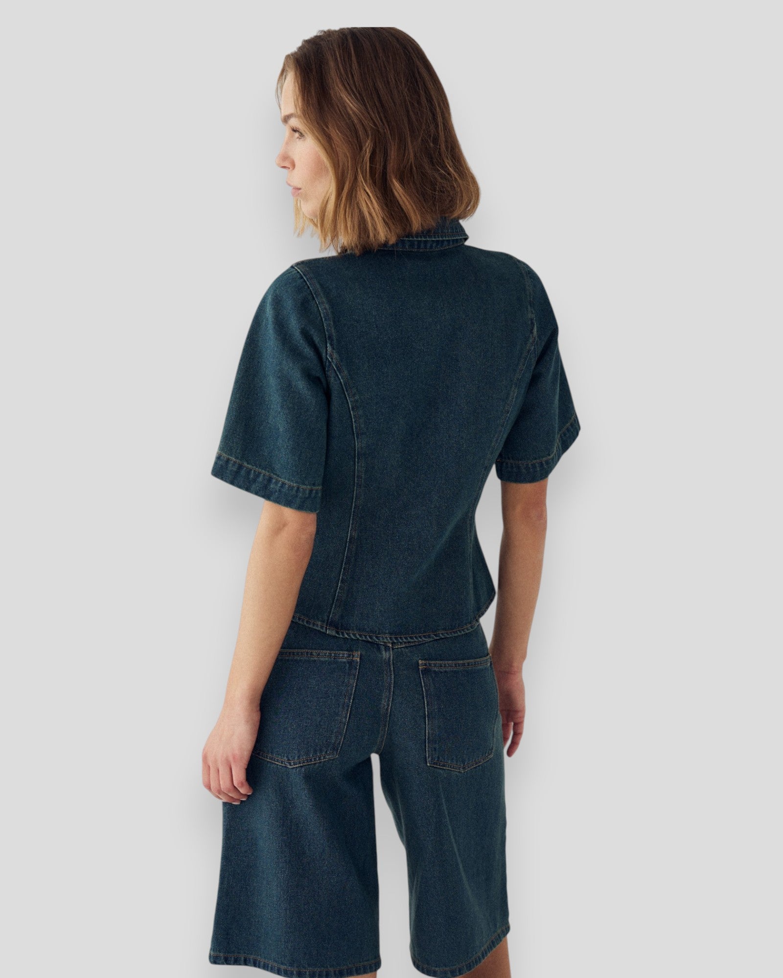 Damebluse fra Noella N-Micaiah SS i vintage blå vask, let og komfortabel med afslappet pasform og bløde materialer.