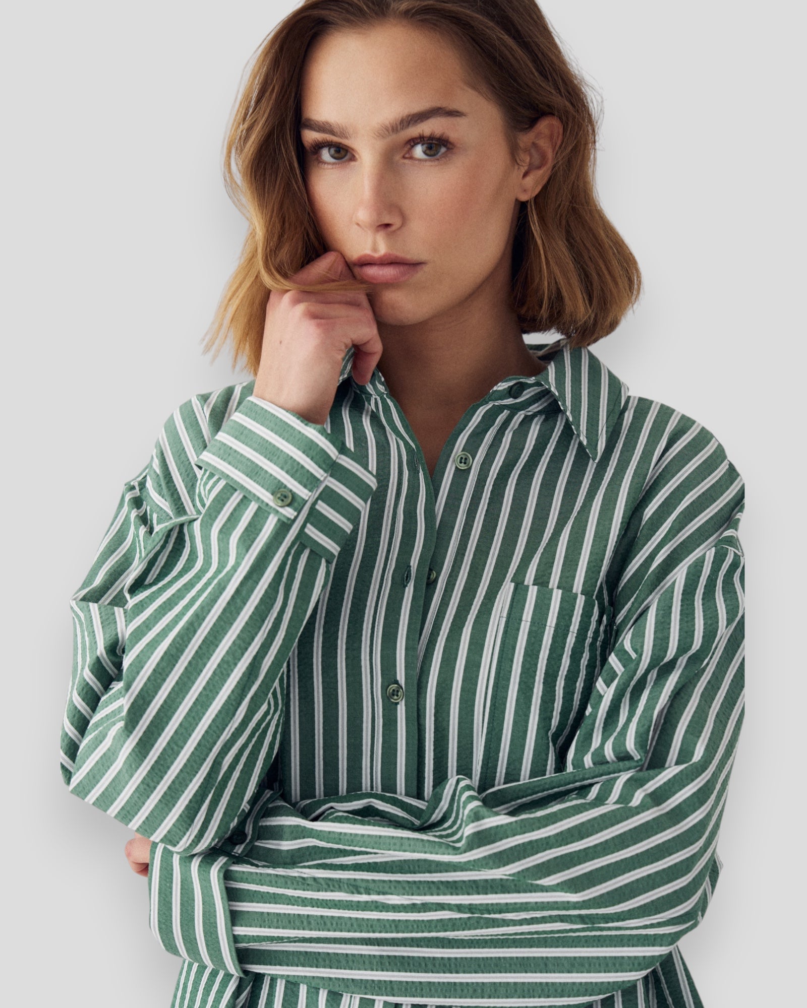 Kvinde i Noella N-Marlon skjorte med grønstribet mønster, langærmet og afslappet pasform.