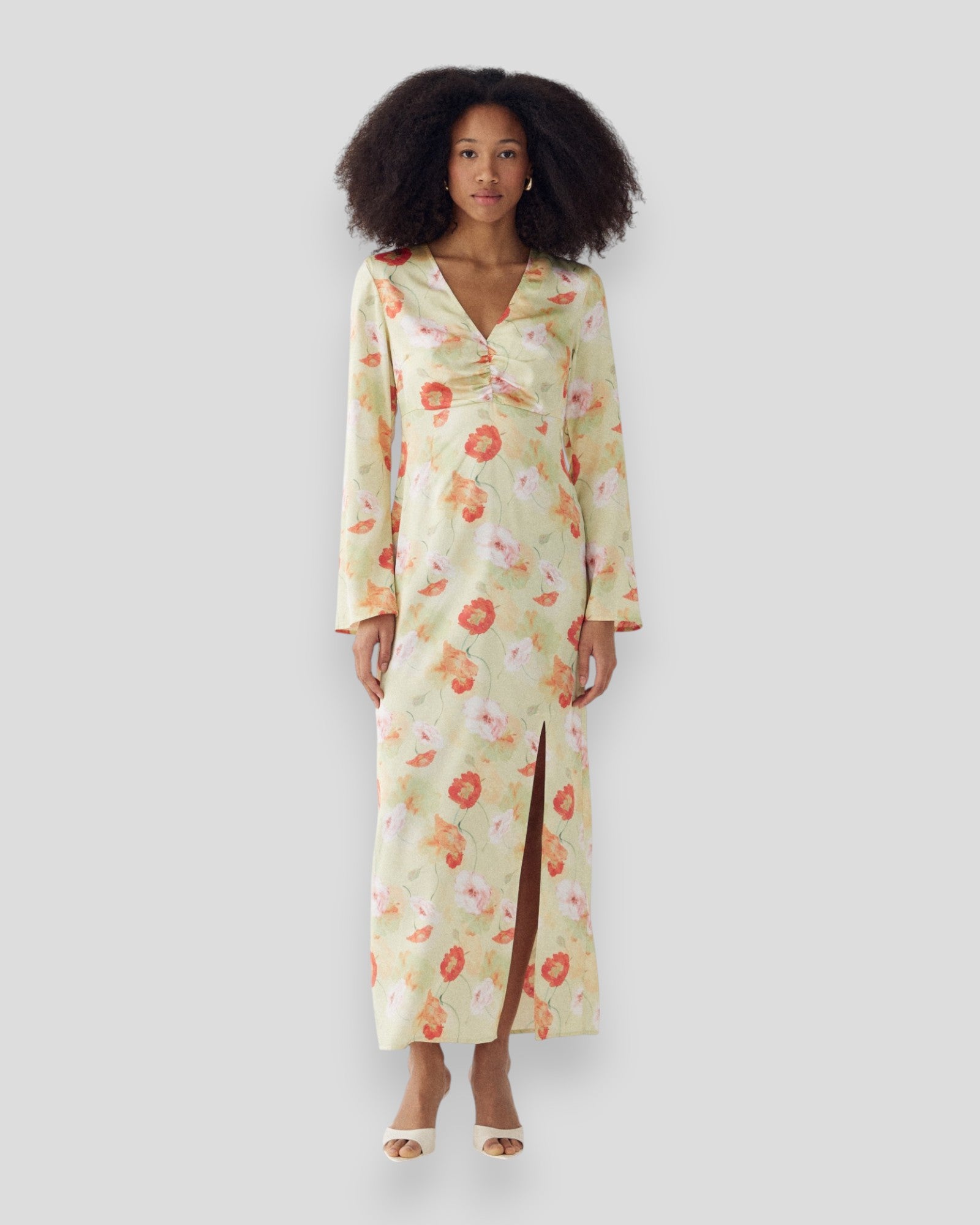 Grønt N-Kamey kjole fra Noella med blomsterprint, let og elegant, vist på mannequindragt.