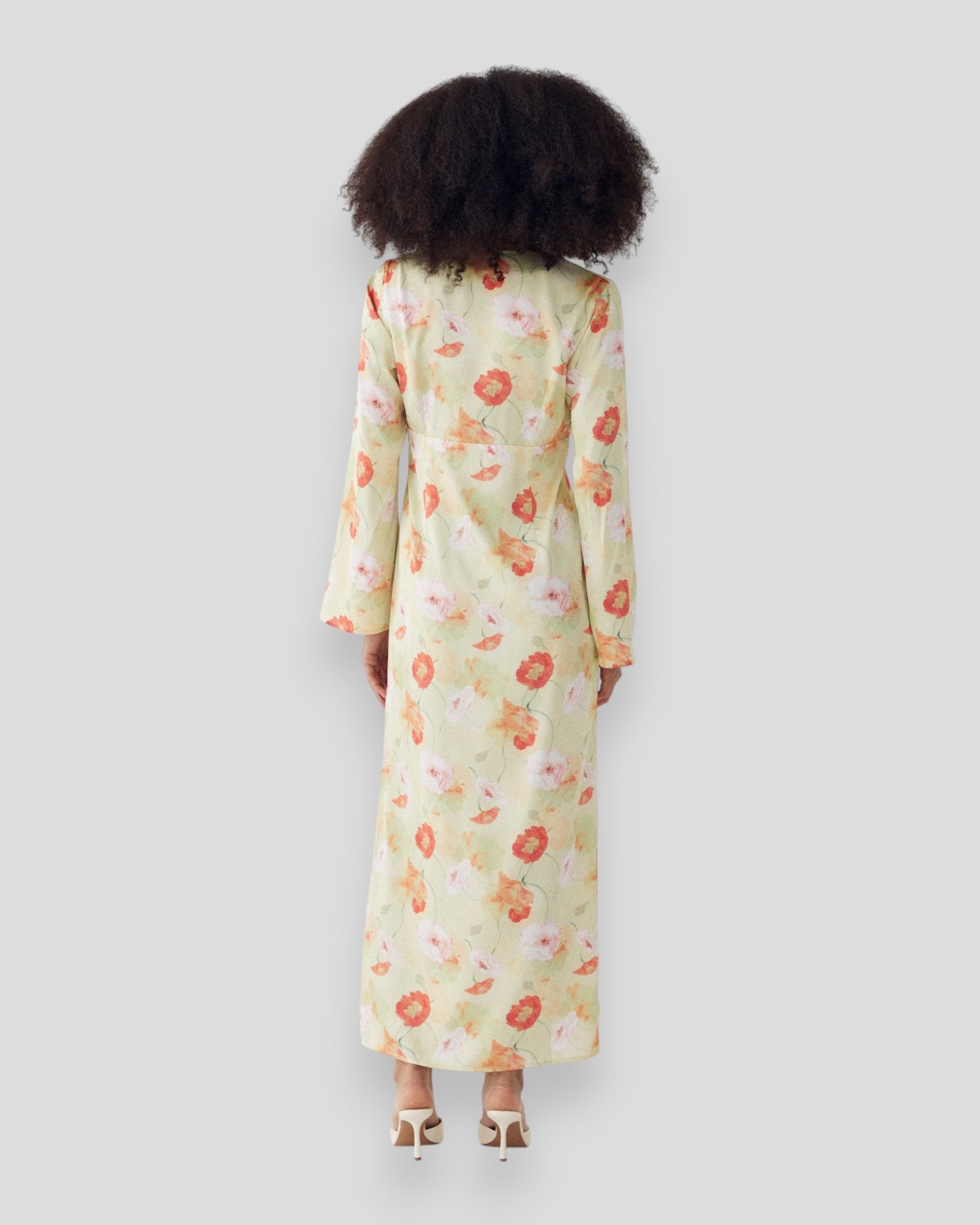 Grøn N-Kamey kjole fra Noella med blomsterprint, vist på mannequin foran hvid baggrund.