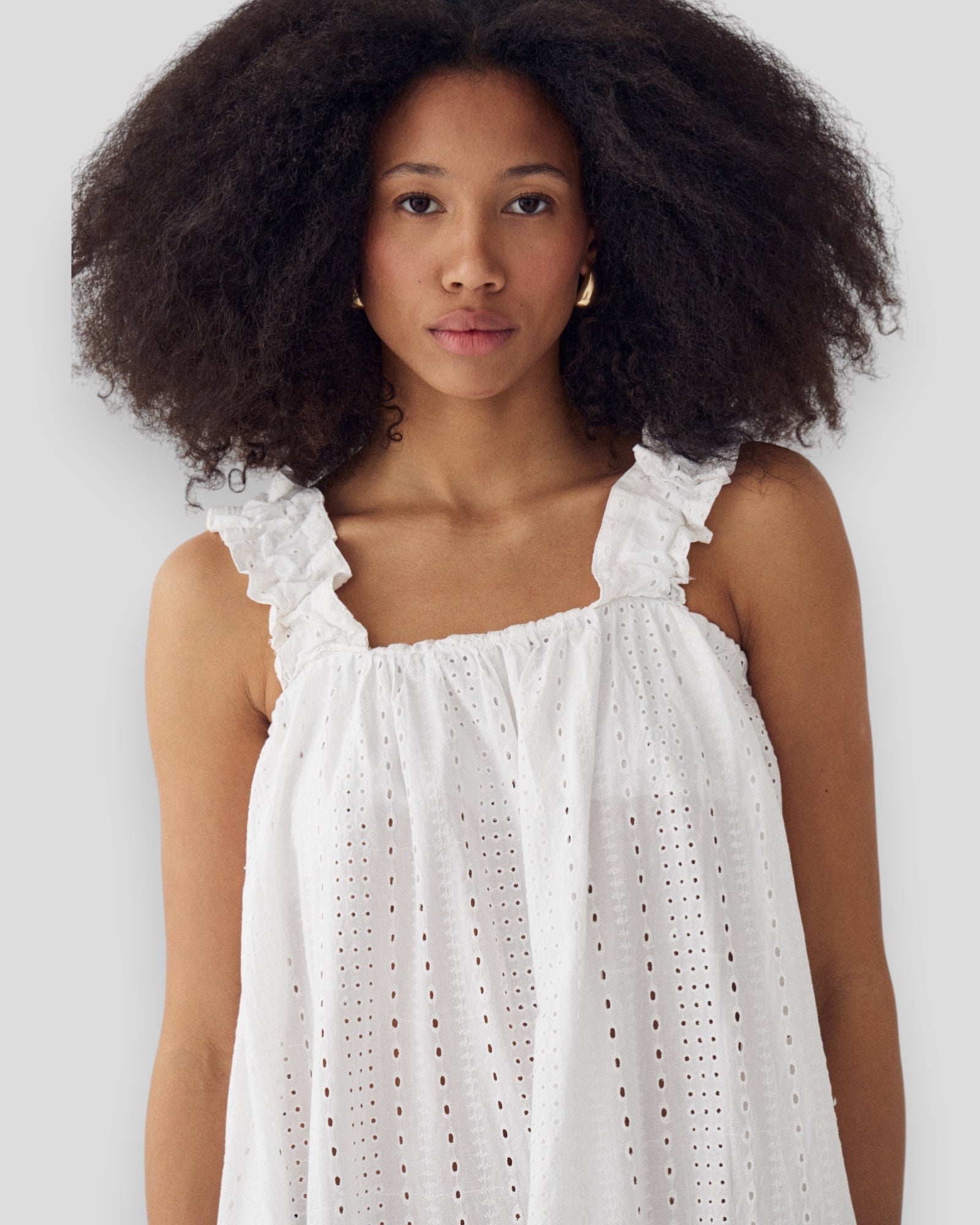 Hvid N-Marli kjole til kvinder fra Noella, vises med let faldende stof og elegant snit.