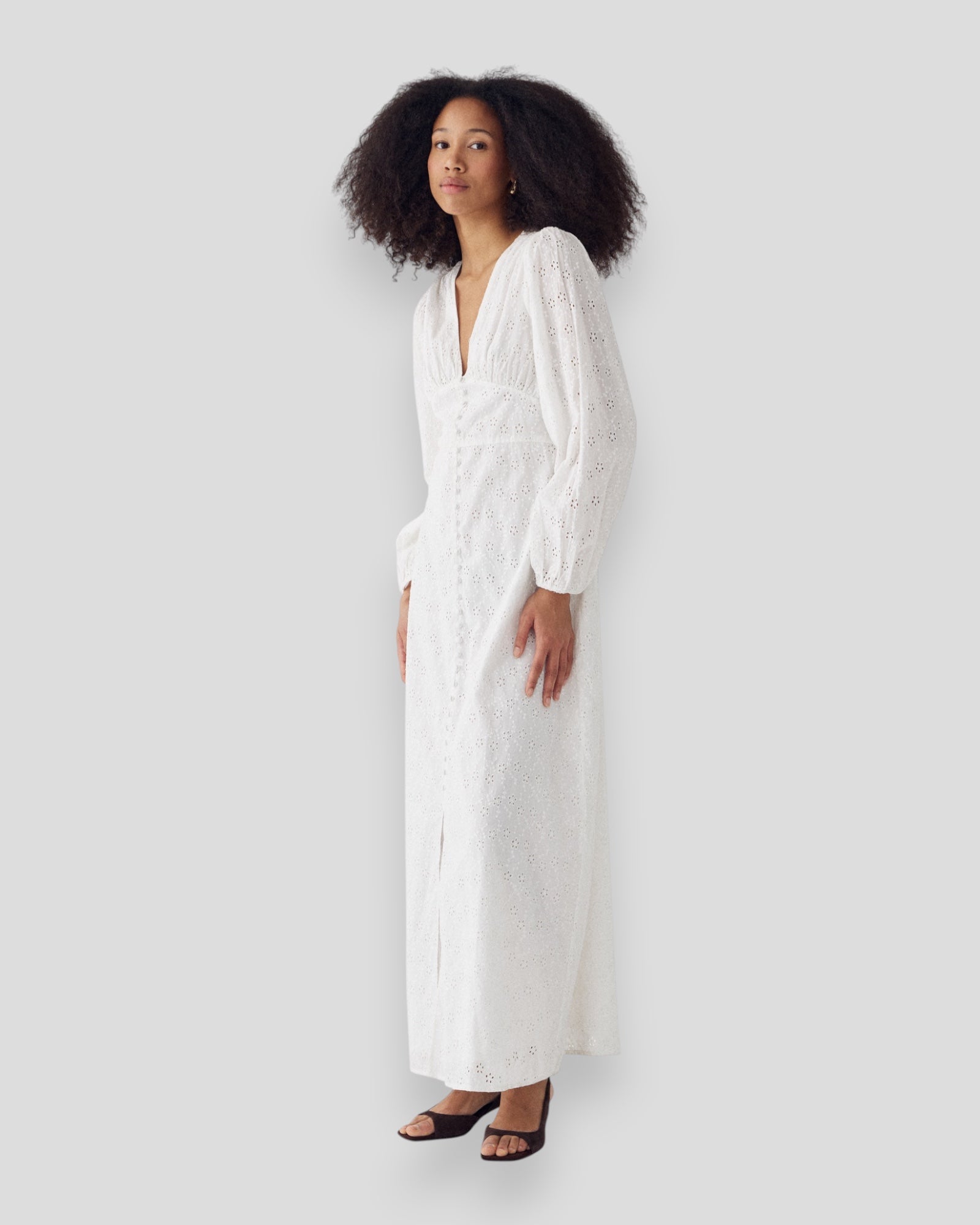 Hvid N-Lilith maxikjole fra Noella, elegant kjole med flydende stof og feminin pasform, vist på model.