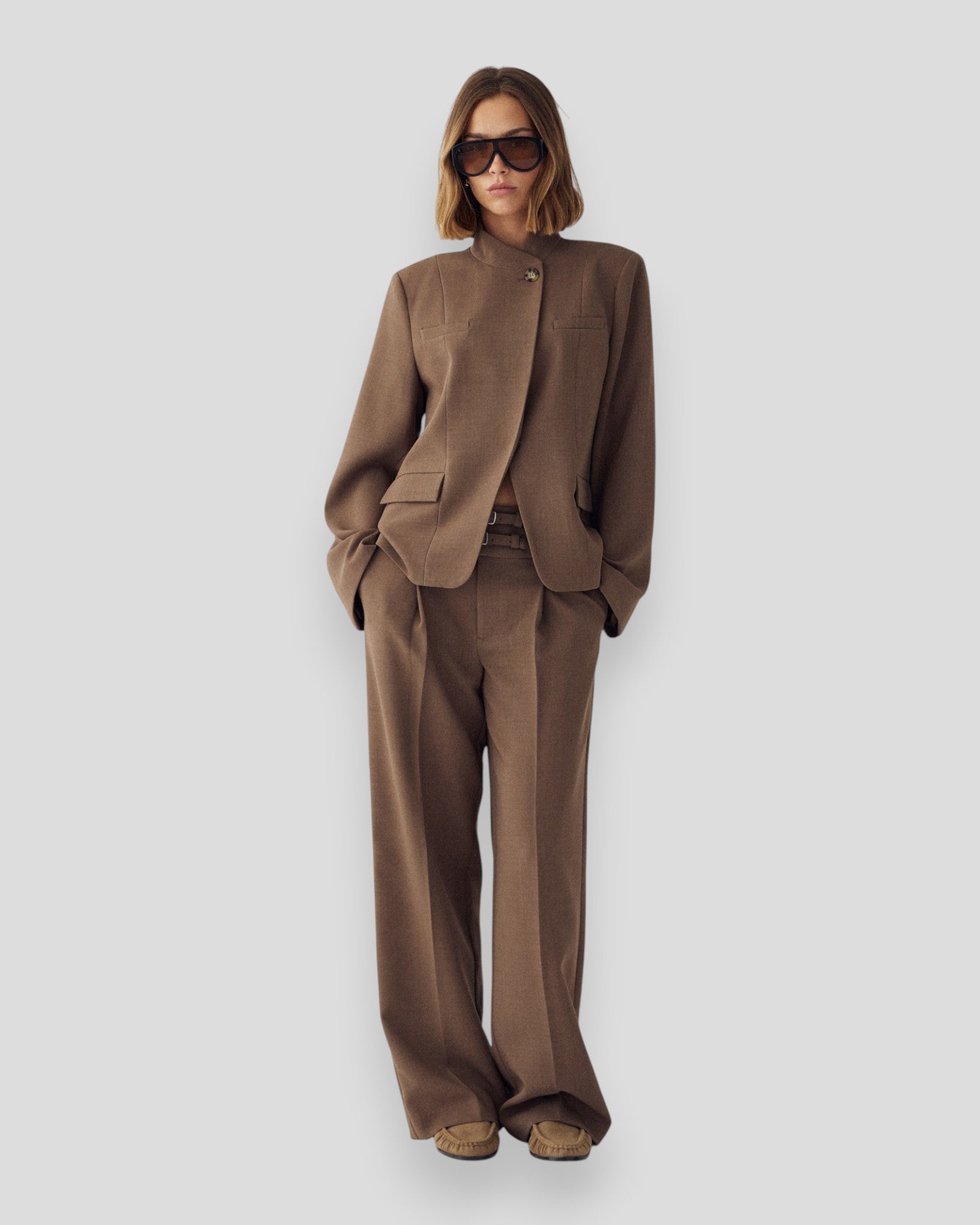 Damemode N-Monique blazer i sandfarvet fra Noella, elegant og stilfuld kvindeblazer med pasform og knaplukning.