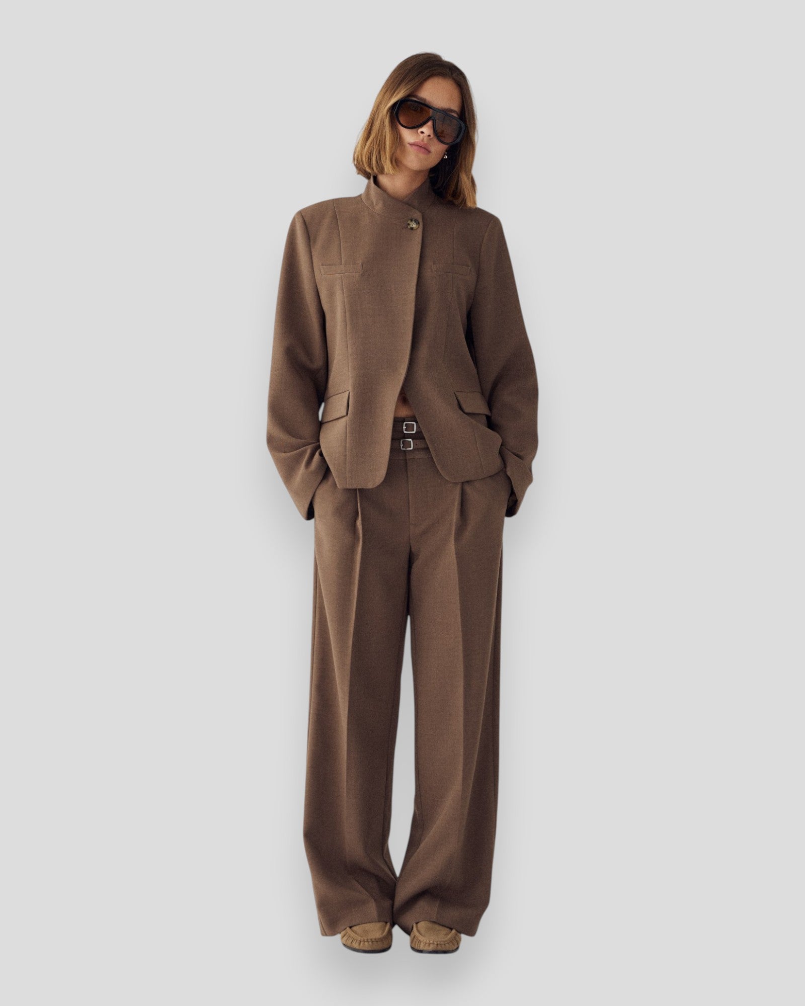 Sandfarvet N-Monique blazer til kvinder fra Noella, vist på model, med klassisk snit og elegant design