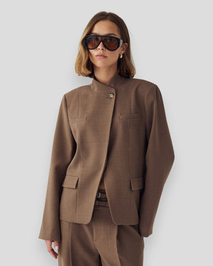 Sandfarvet N-Monique blazer til kvinder fra Noella, vist på model, med klassisk snit og elegant stil.