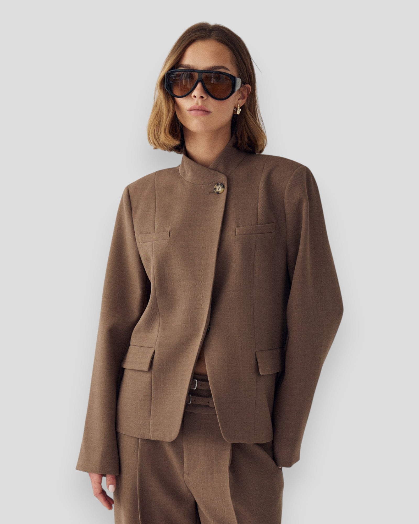 Sandfarvet N-Monique blazer til kvinder fra Noella, vist på model, med klassisk snit og elegant stil.