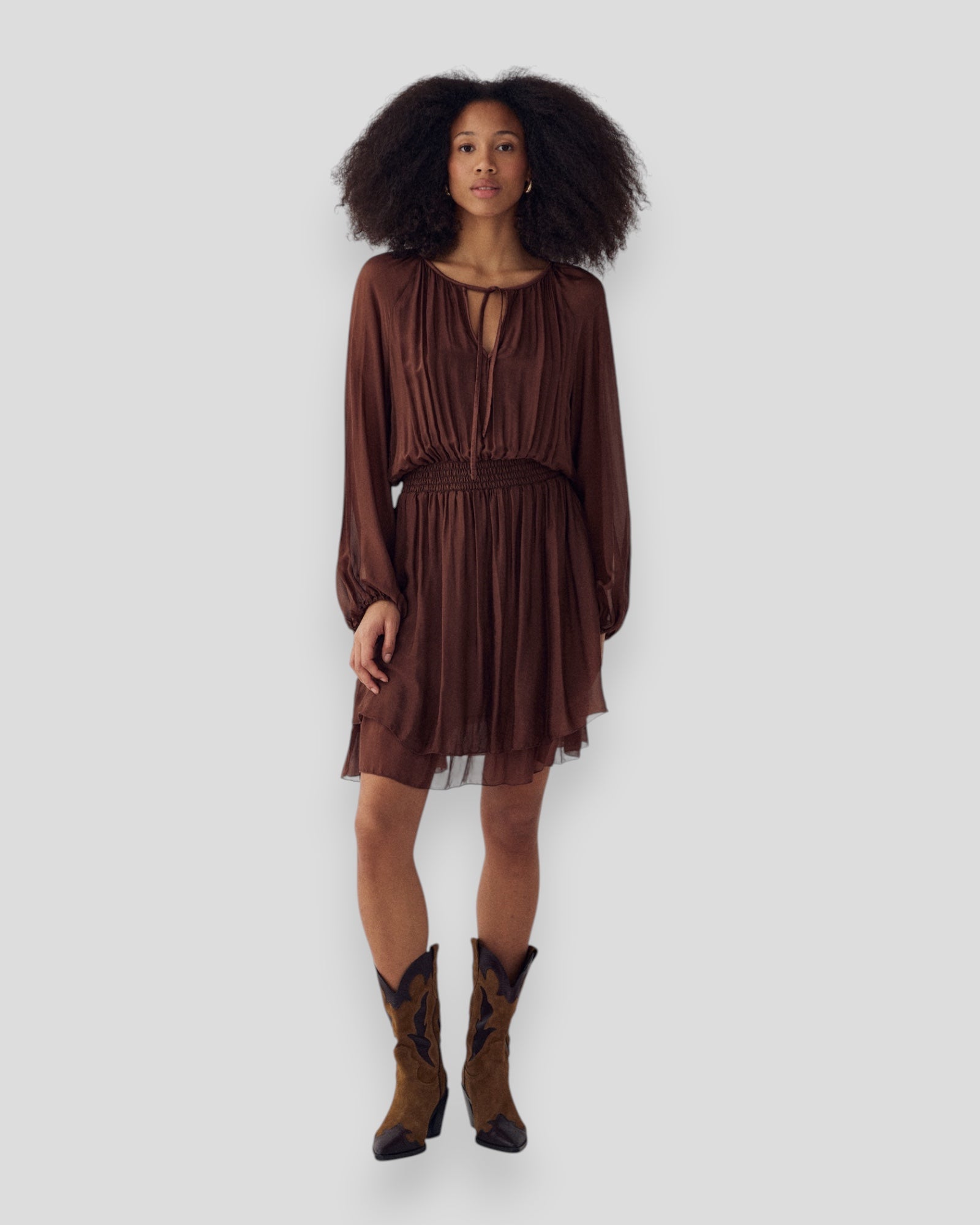 Kvinde i Noella N-Mariel kjole i chokolade farve, elegant dameskøn kjole med blødt stof og feminin pasform.