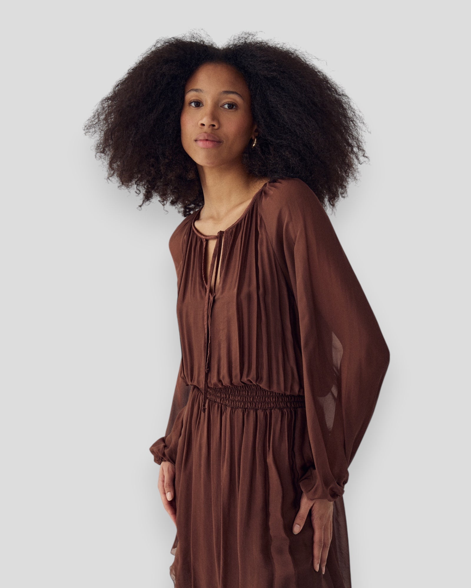 Kvindekjole fra Noella N-Mariel i chokoladefarve, blød bomuld med elegant snit og komfortabel pasform.