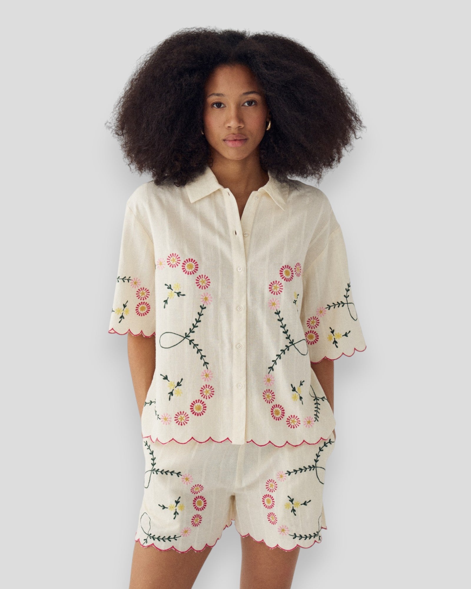 Kvinde shortssæt fra Noella N-Layne MW i offwhite, let og afslappet med behageligt snit og casual stil.