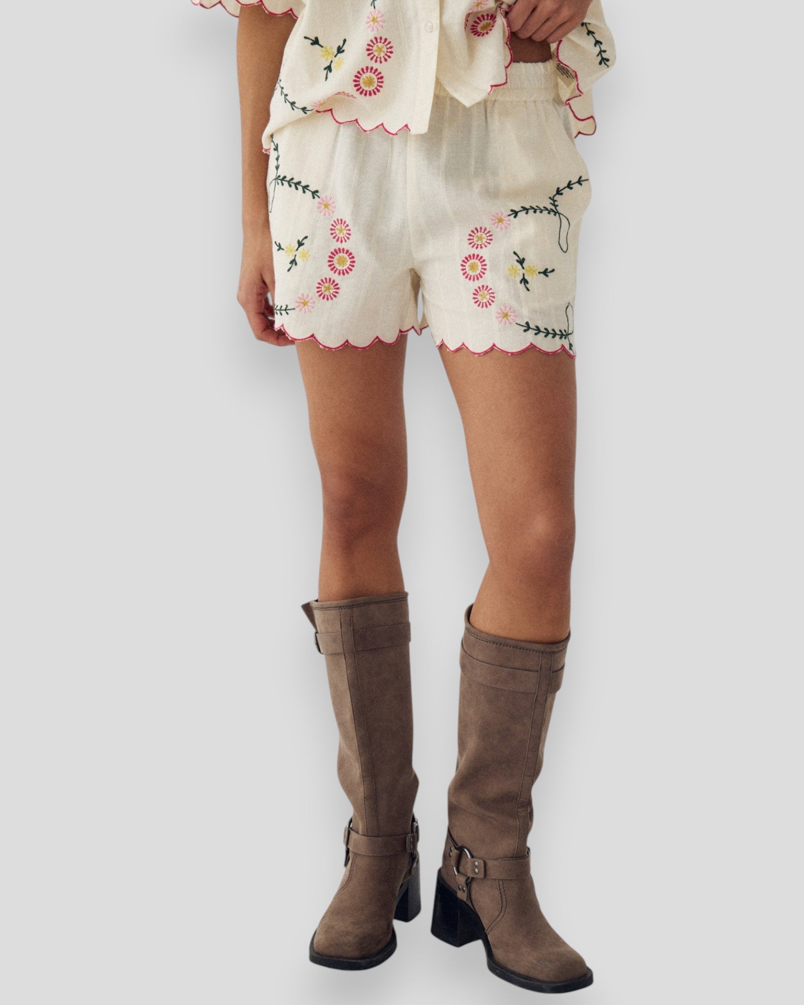 Offwhite Noella N-Layne MW shorts til kvinder, vises med komfortabel pasform og afslappet stil.