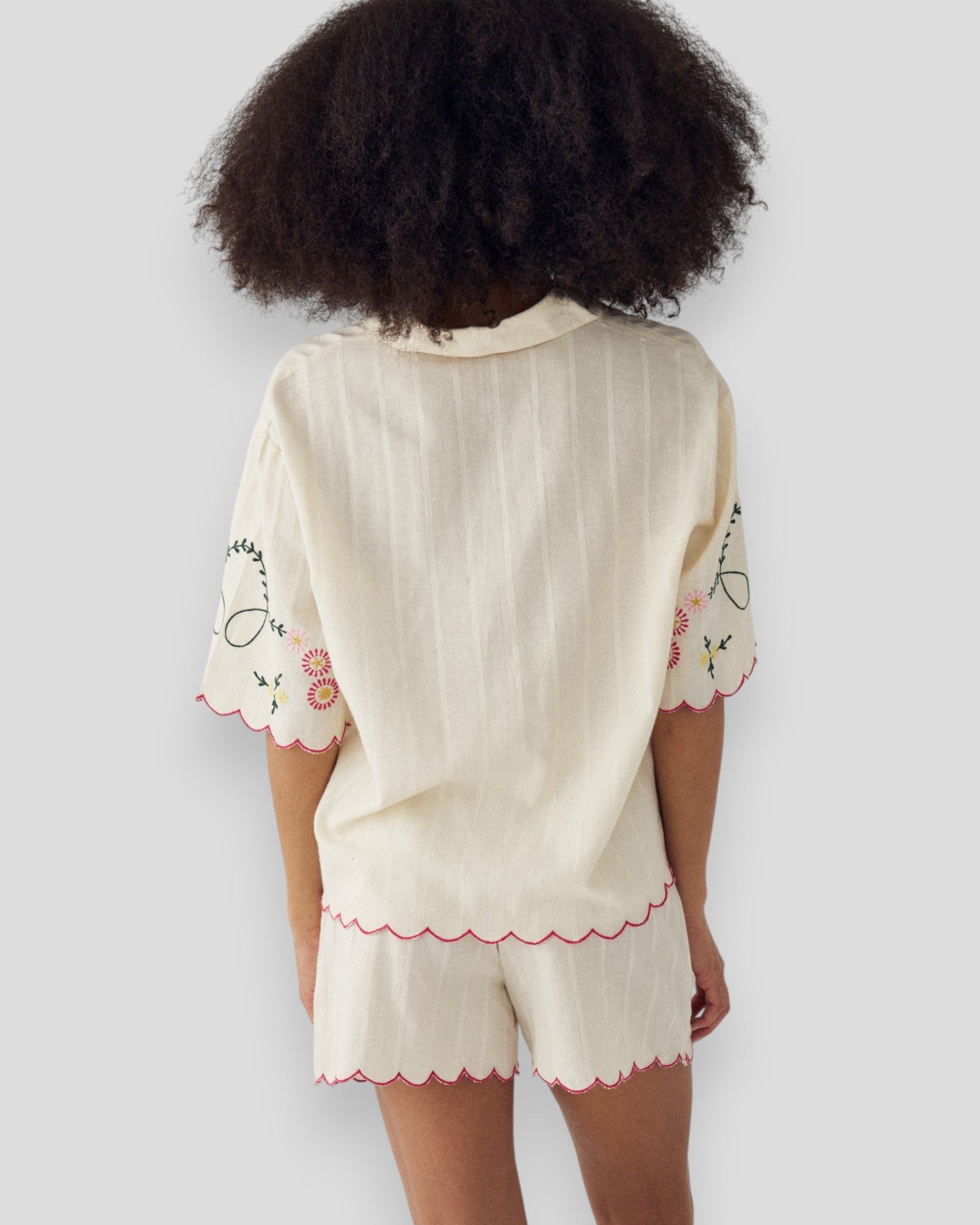 Offwhite Noella N-Kealy kvinderskjorte i bomuld med elegante manchetter og løs pasform, vist på modellen.
