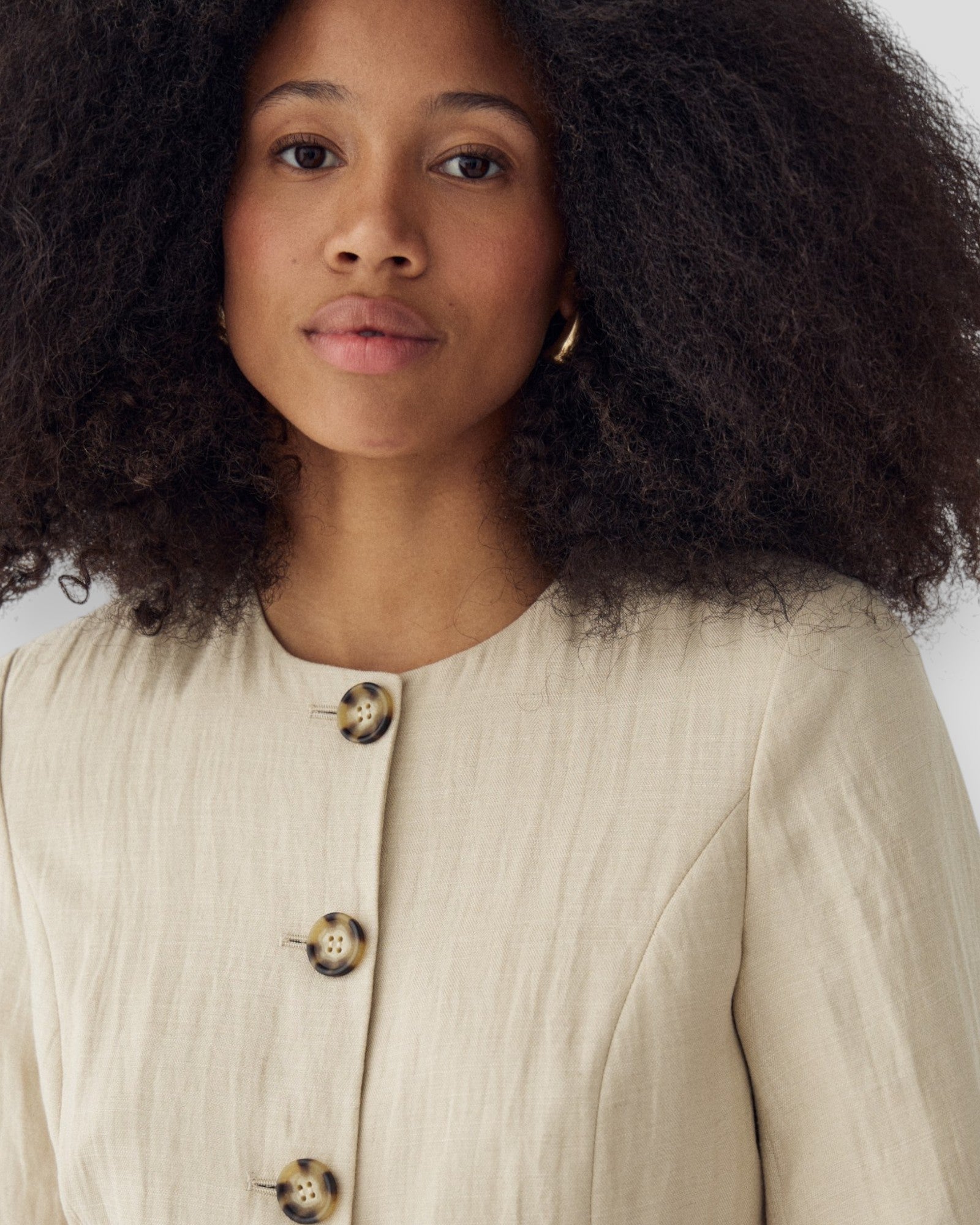 Noella N-Kasaundra damesblazer i oyster farve, klassisk og stilfuld med pasform og knapper, vises på model.