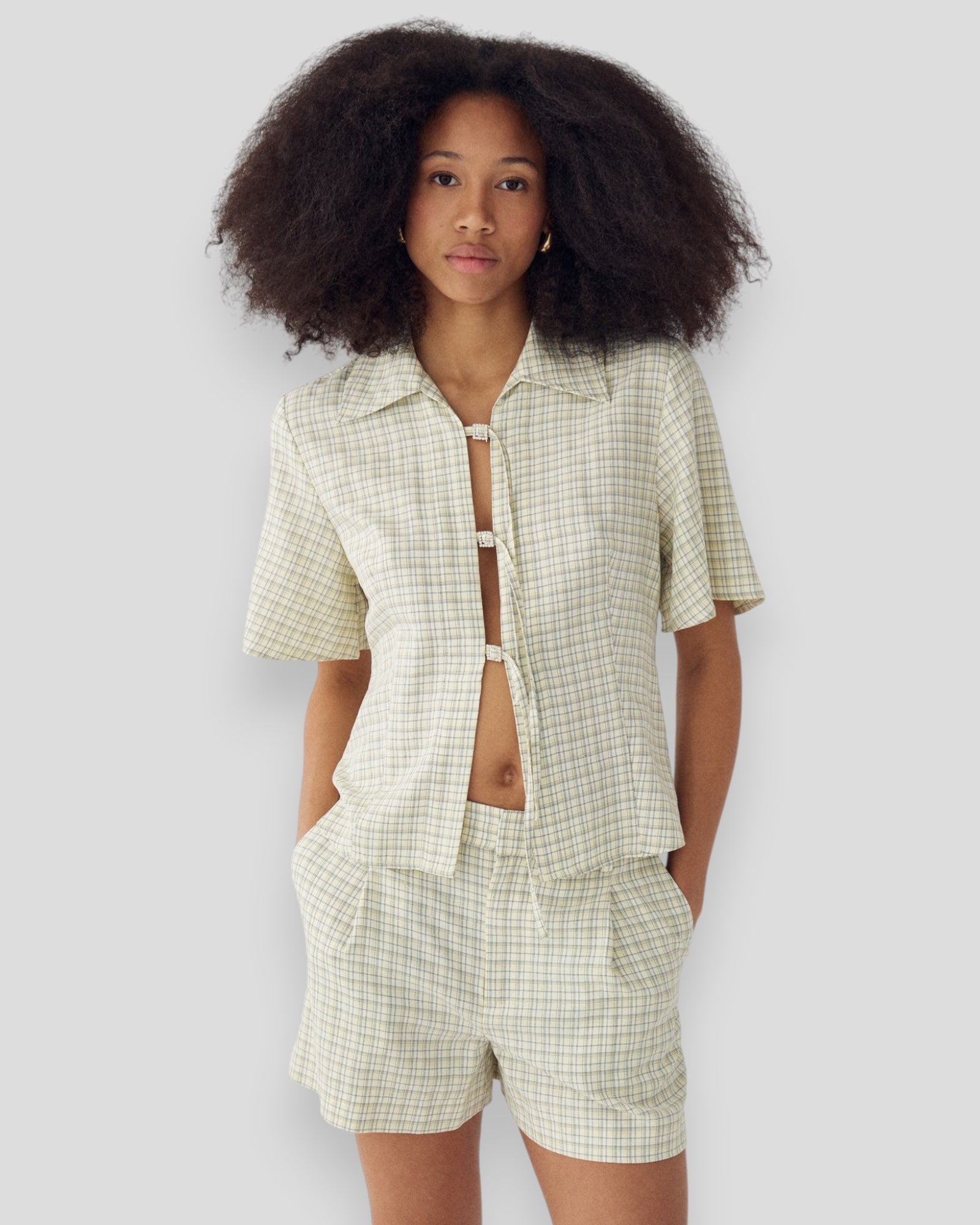 Noella N-Miko bluse til kvinder i gulternet med løs pasform og krave, perfekt til hverdagsbrug.