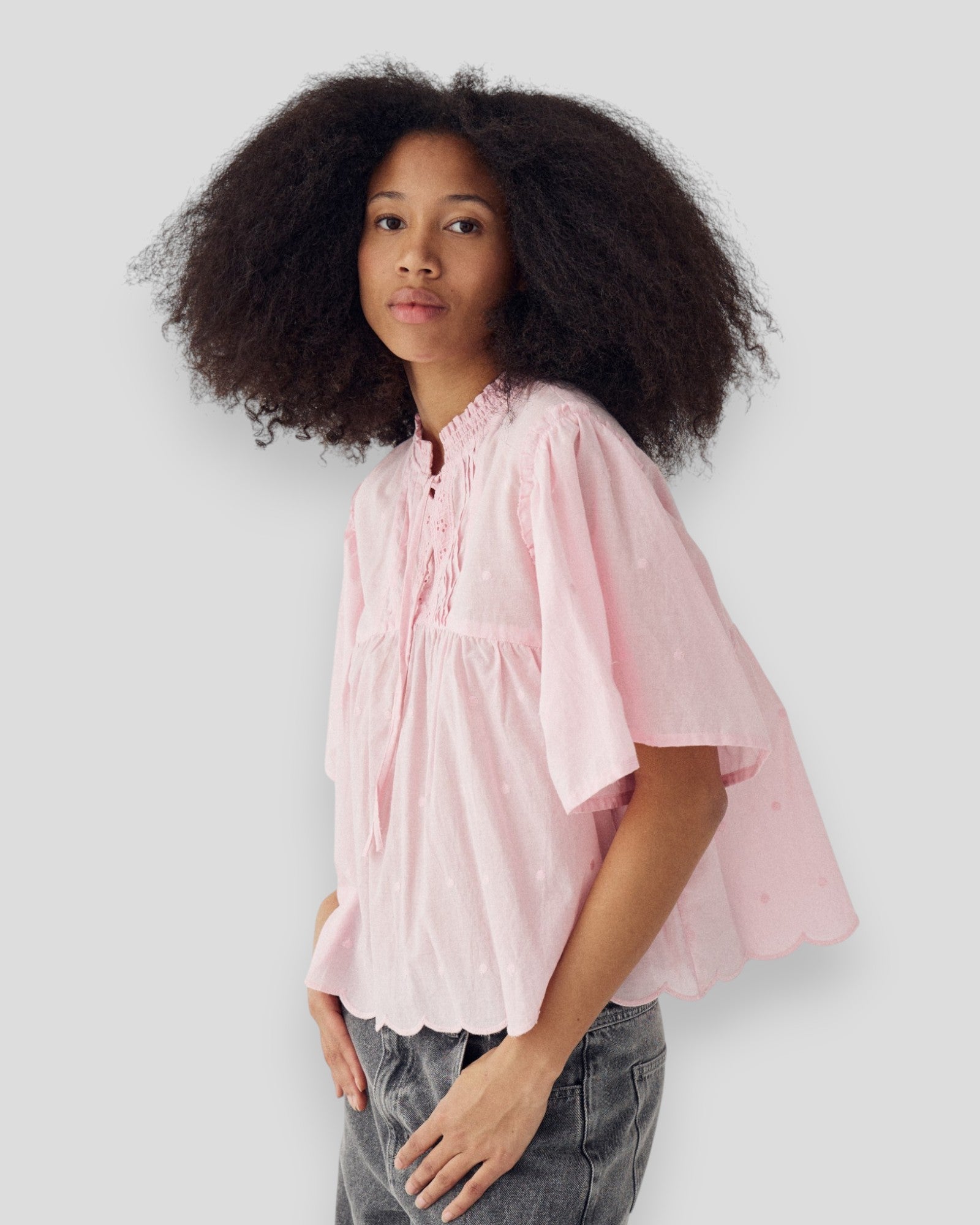 Noella N-Marielle dametop i blush pink, langærmet bluse med let faldet stof og flot krave, vises på model.