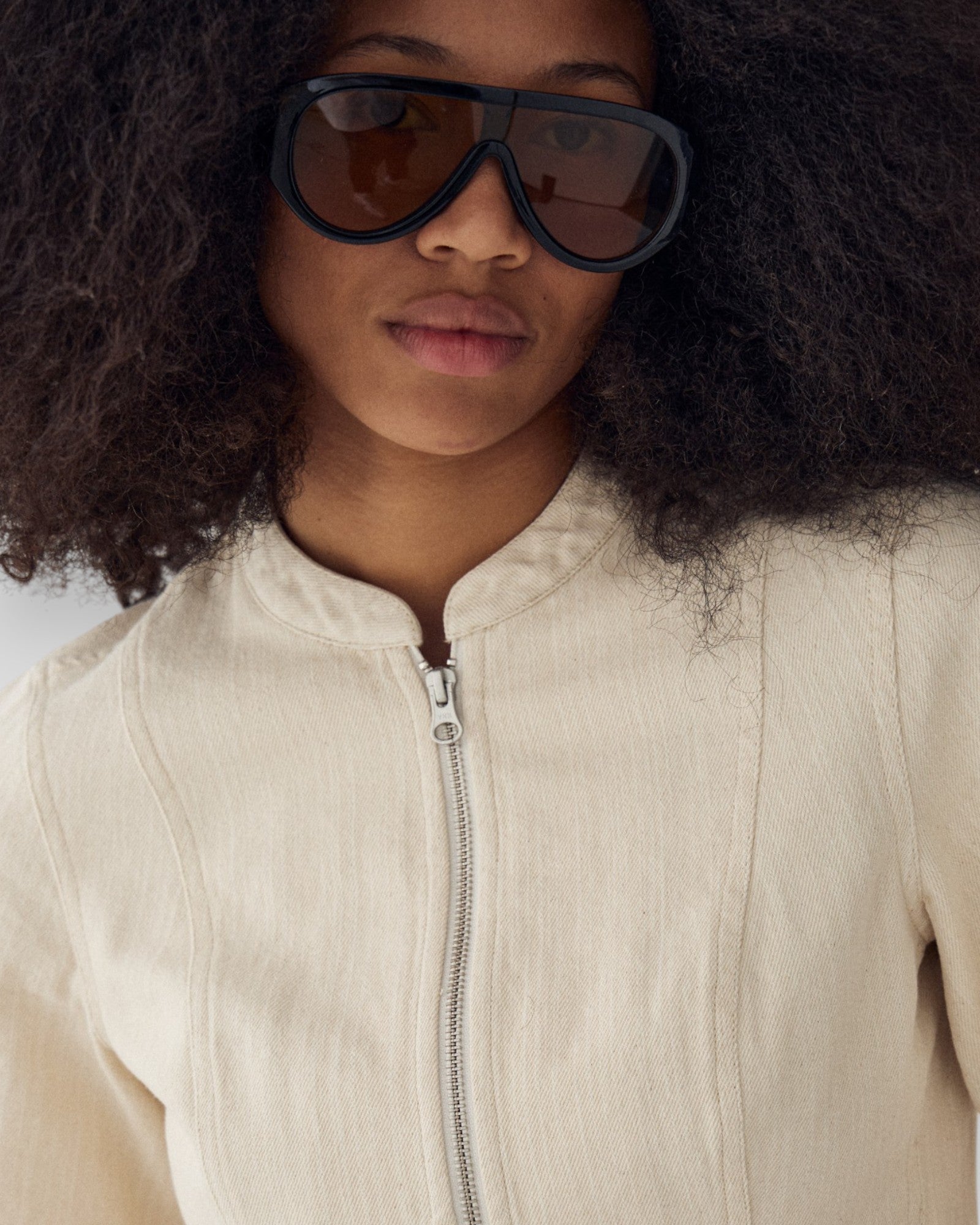 Kvinde i Noella N-Mazie SS jakke i ivory, casual skjorte med let stof og moderne design, set foran.