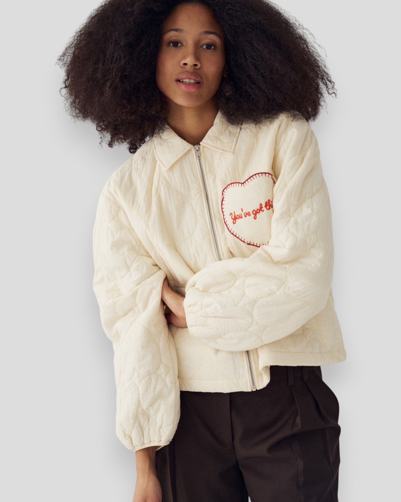 Kvindejakke fra Noella N-Mariam i alabaster farve, blød og elegant med komfortabel pasform og moderne design.