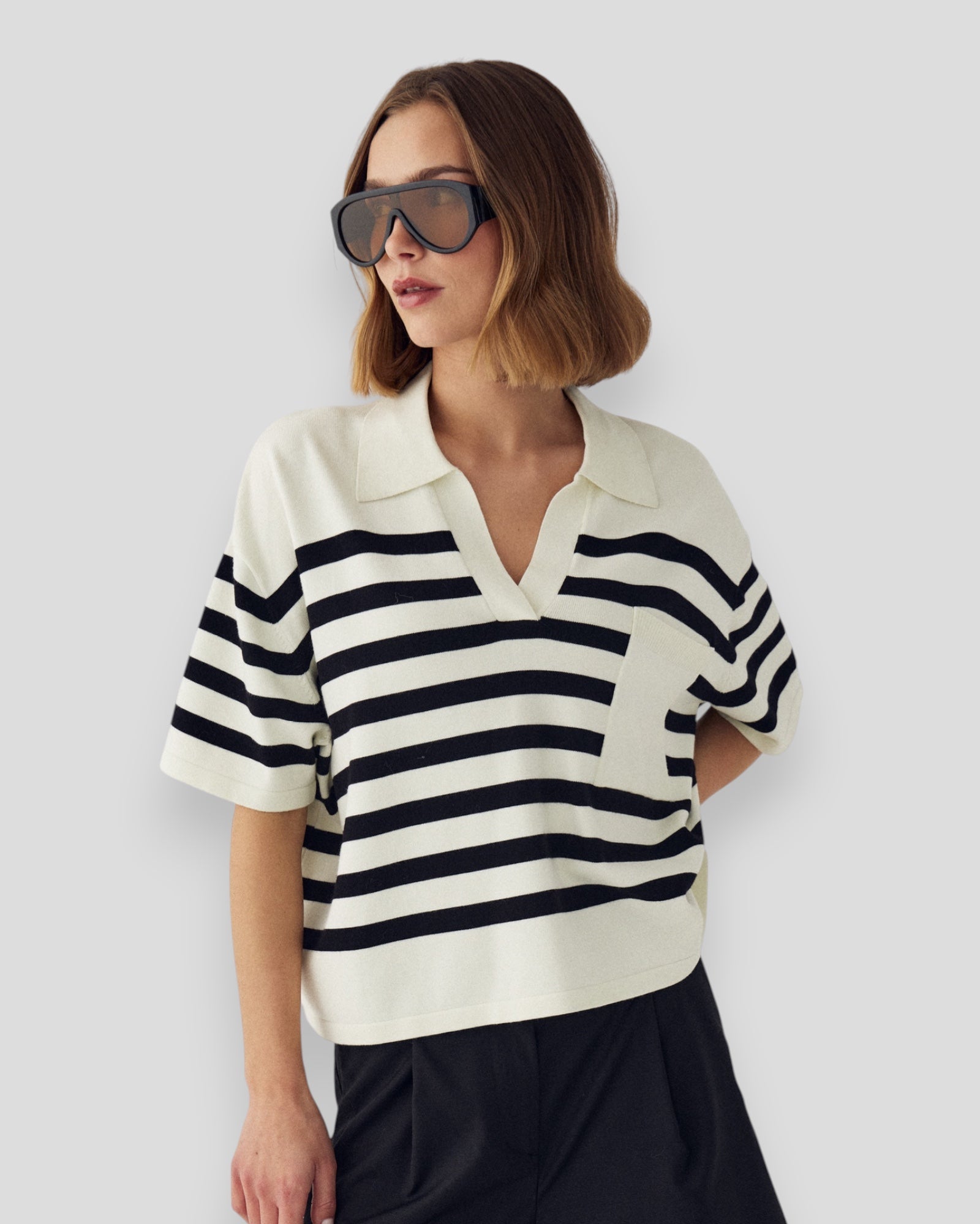 Sort stribet damestrik fra Noella, N-Maryann Knit, blødt og stilfuldt til kvinder, vises i billedet.