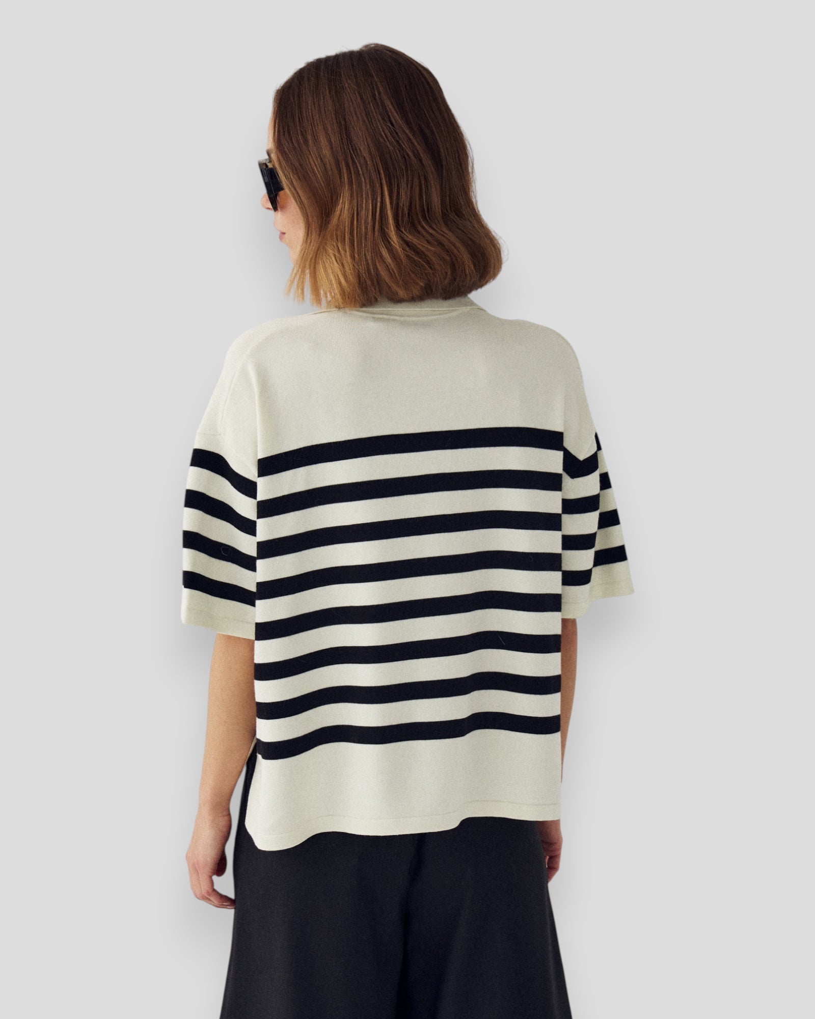 Dame strikketøj fra Noella, N-Maryann Knit i sort og hvid stribet design, afslappet og stilfuldt til kvinder.