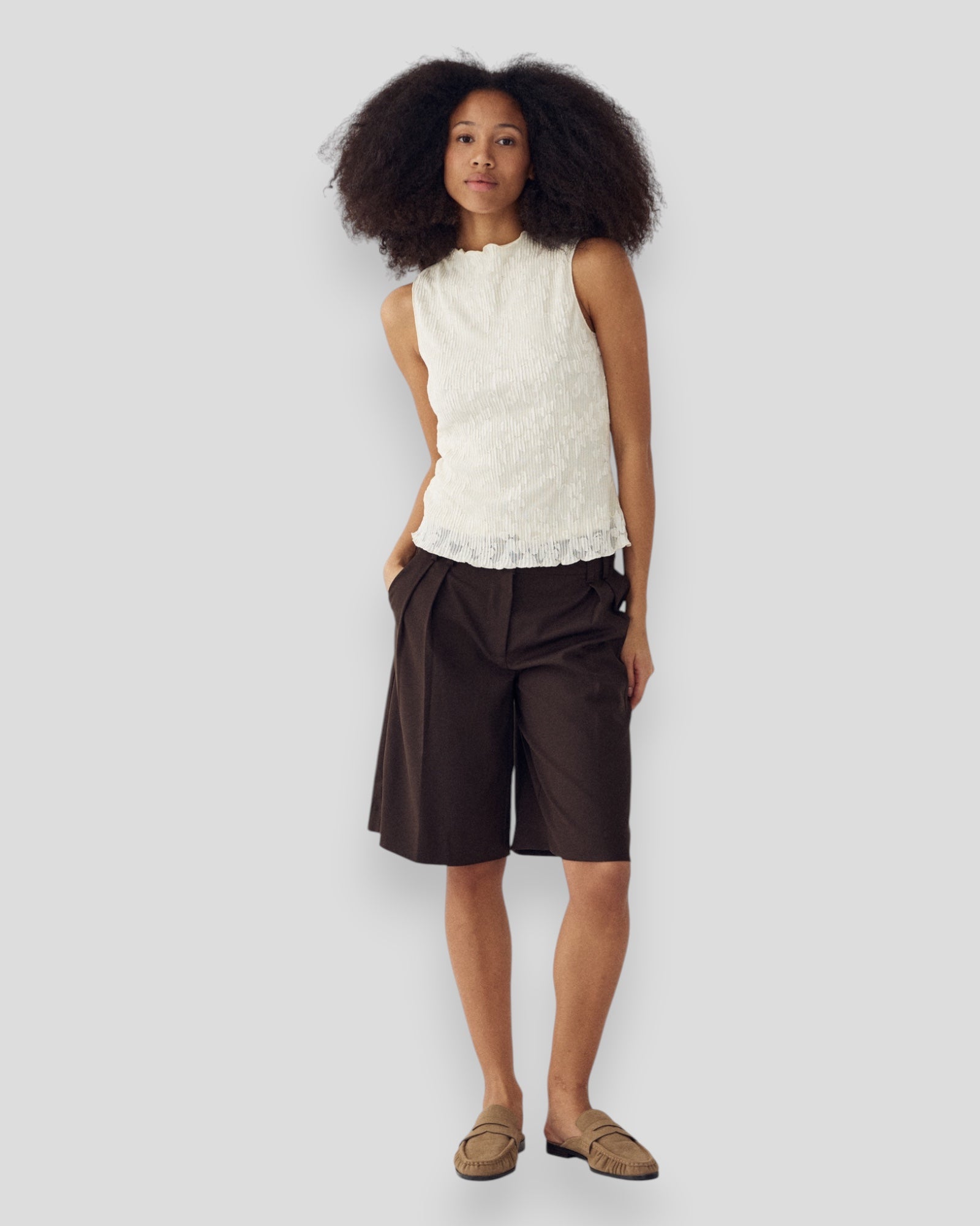 Let top i ivory fra Noella, kvindetop med enkel, elegant stil, vist i et lyst billede.