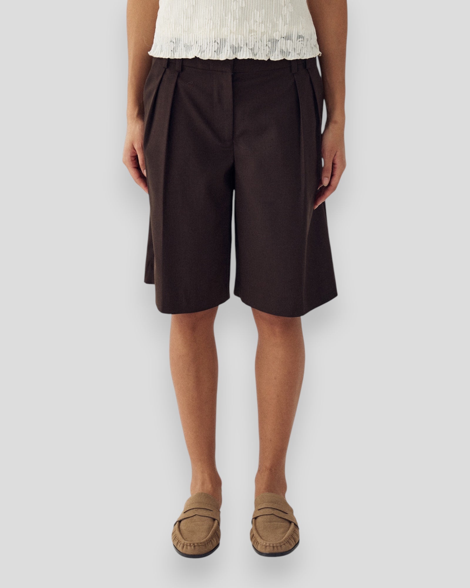 Noella N-Marcel HW Jorts til kvinder i chokoladefarve, casual denim shorts med slidte detaljer og høj talje.
