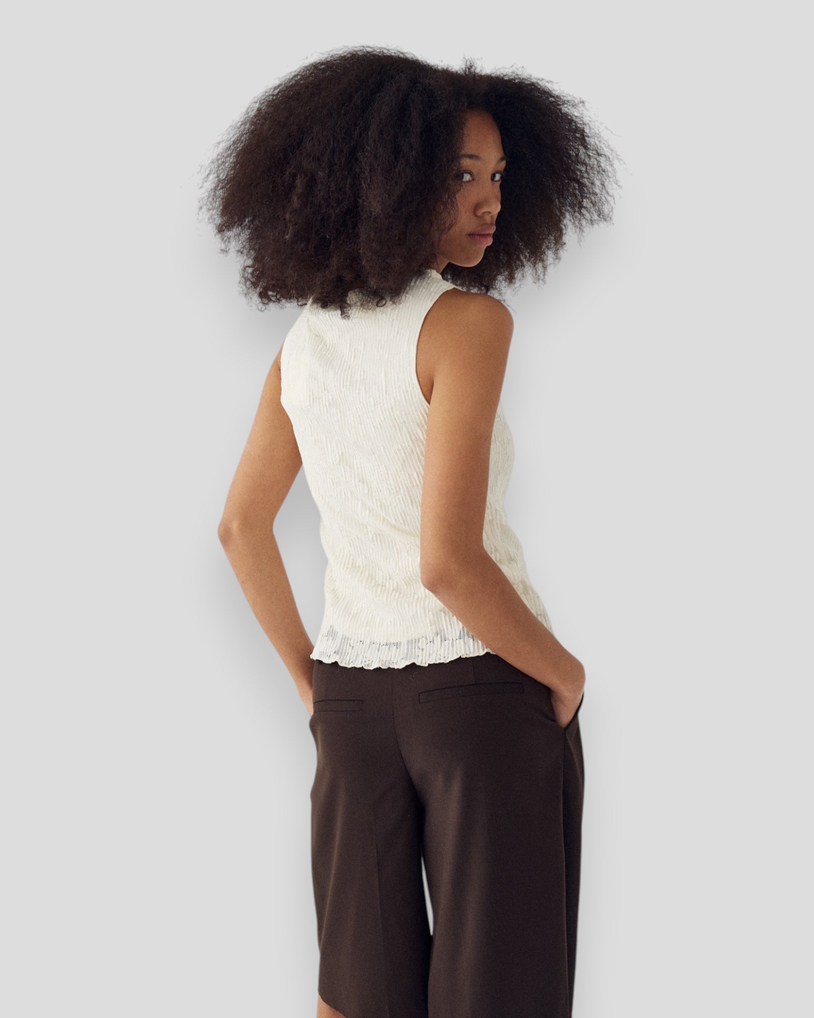 Hvornår N-Lola top i ivory til kvinder fra Noella, vist på model, med blødt stof og elegant snit